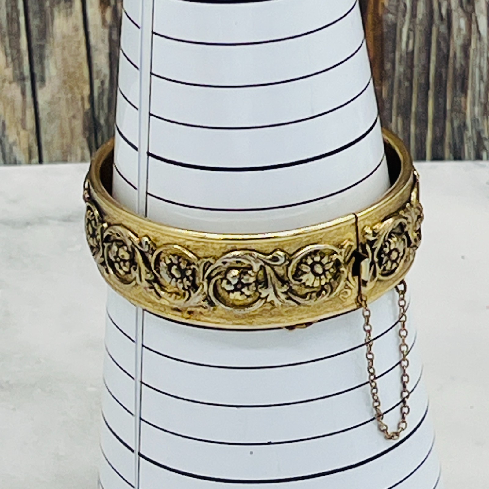 Vintage WHITING & DAVIS SWIRLED FLOWERS GOLD TONED HINGED 7″ BRACELET 1971