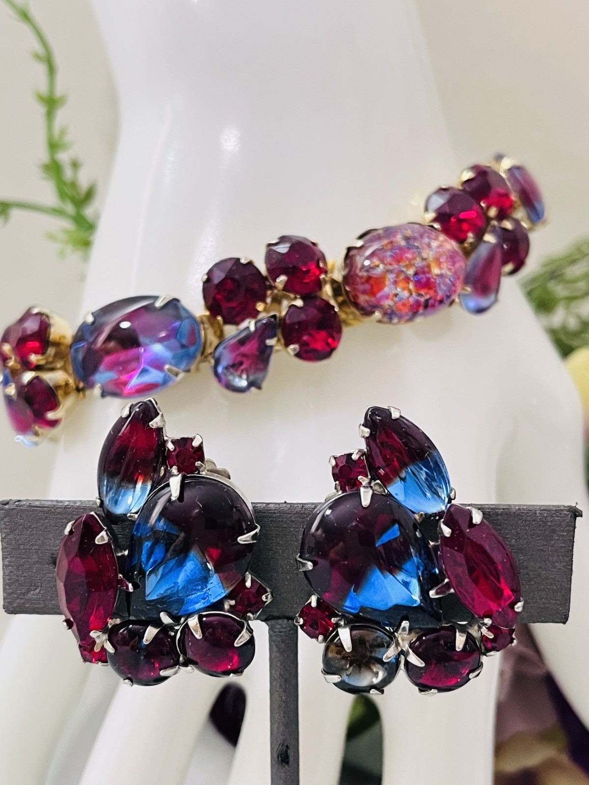 VINTAGE GOLD-TONE RUBY RED IRIDESCENT RHINESTONE LINK BRACELET & CLIP EARRINGS