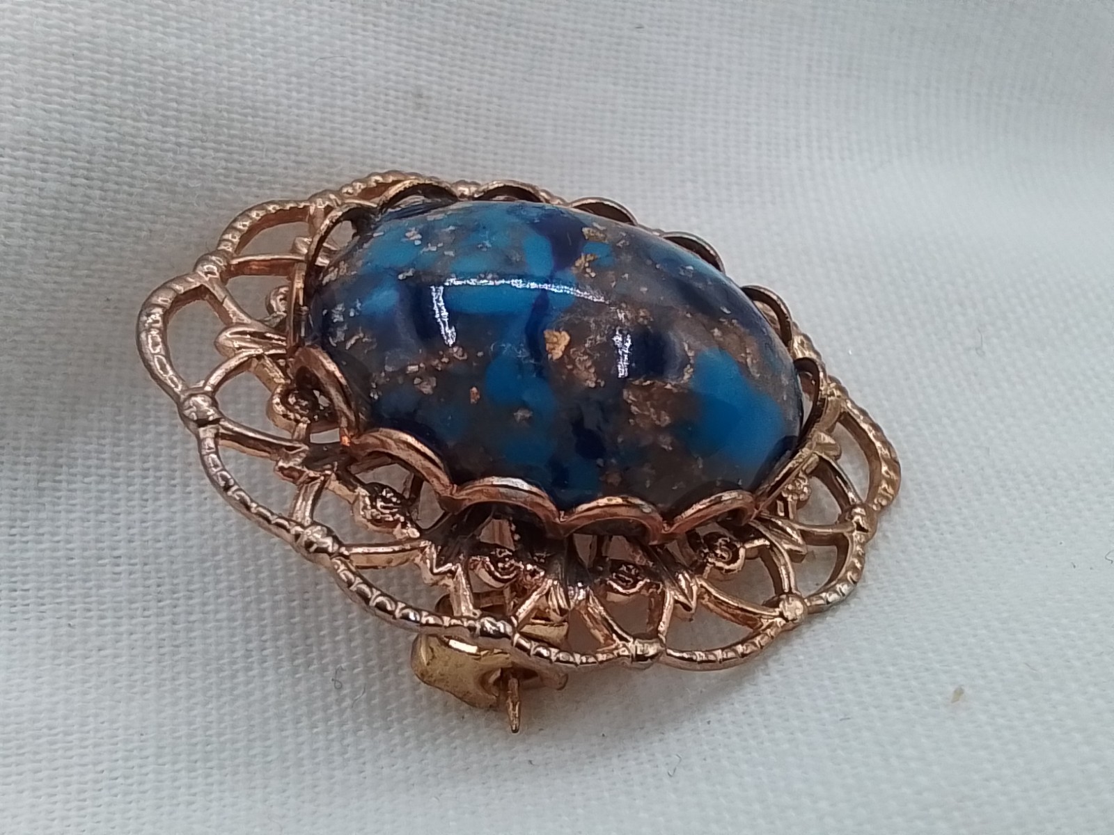 BLUE & GOLD FOIL ART GLASS CABOCHON SET IN FILIGREE FRAME VINTAGE ESTATE PIECE