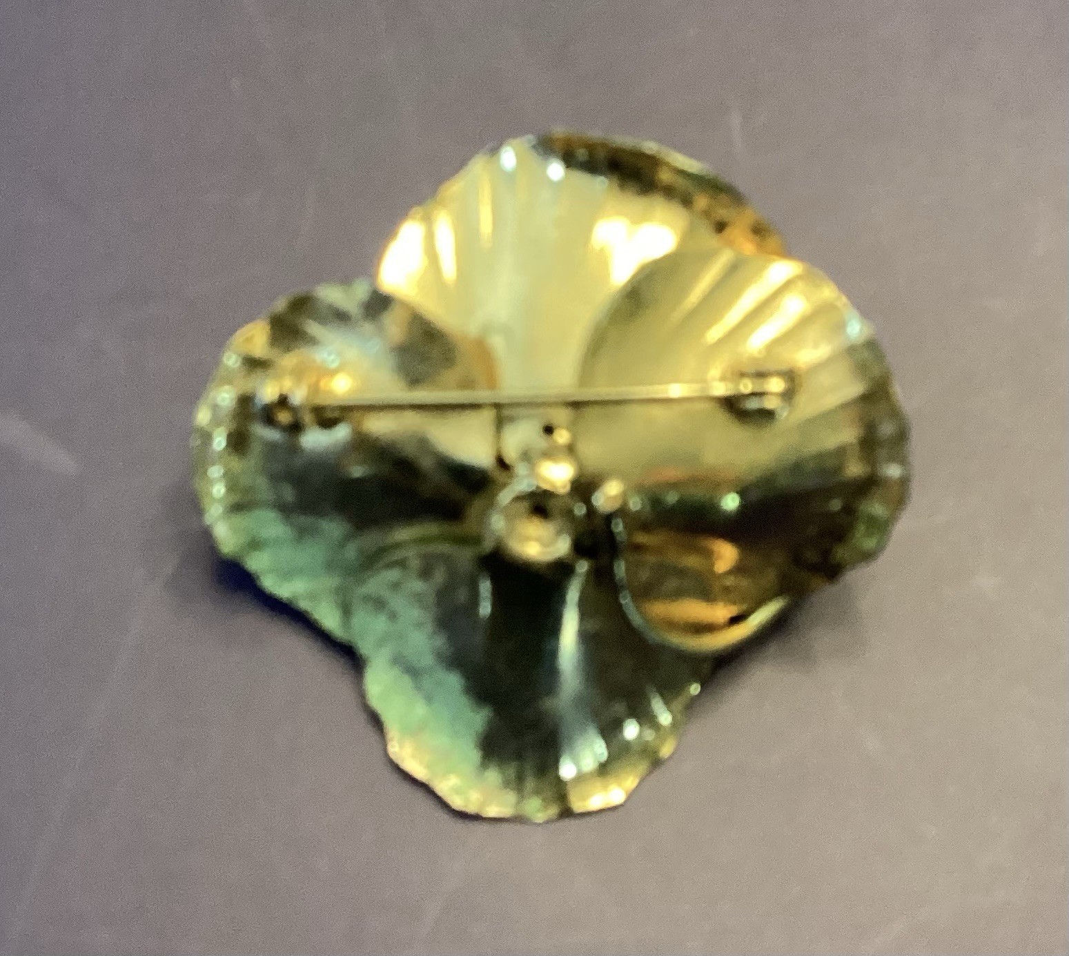 VINTAGE GLOSSY GREEN/GOLD ENAMEL METAL FLOWER BROOCH 7 PEDALS✨