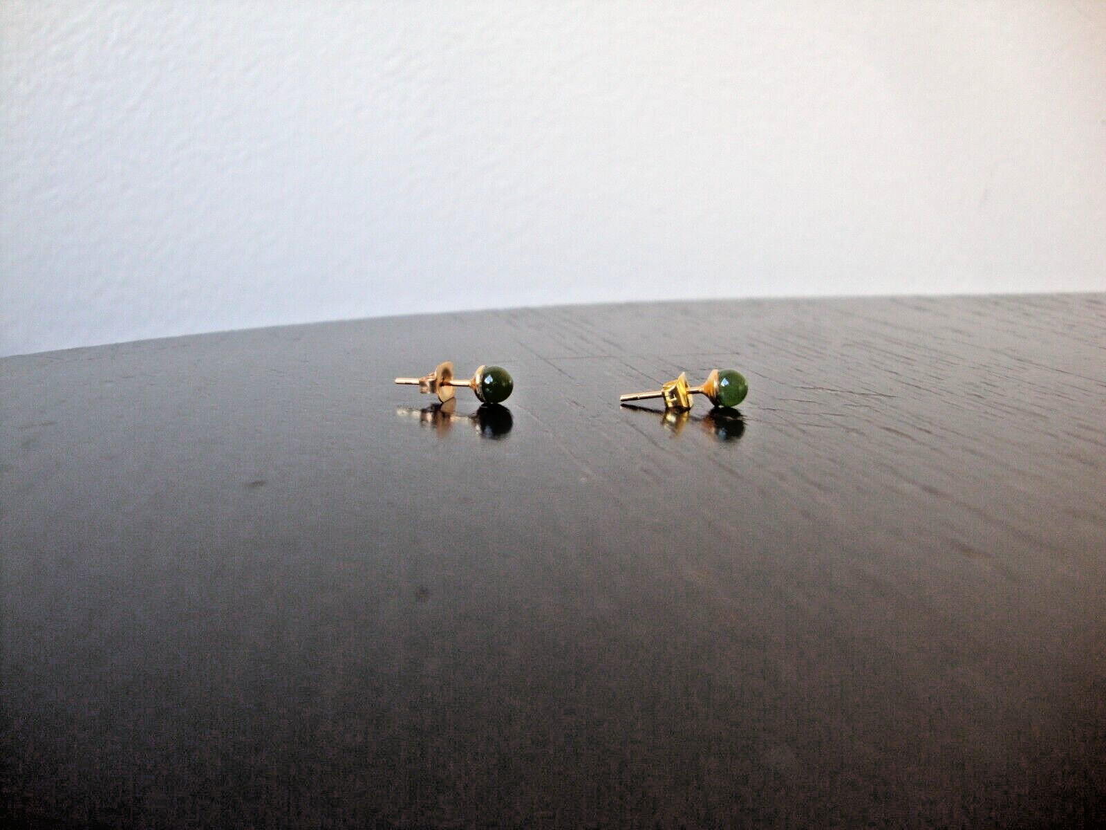 VTG CLASSIC CHINESE 4MM GREEN JADE BEAD/BALL YELLOW GOLD PLATED POST EARRINGS
