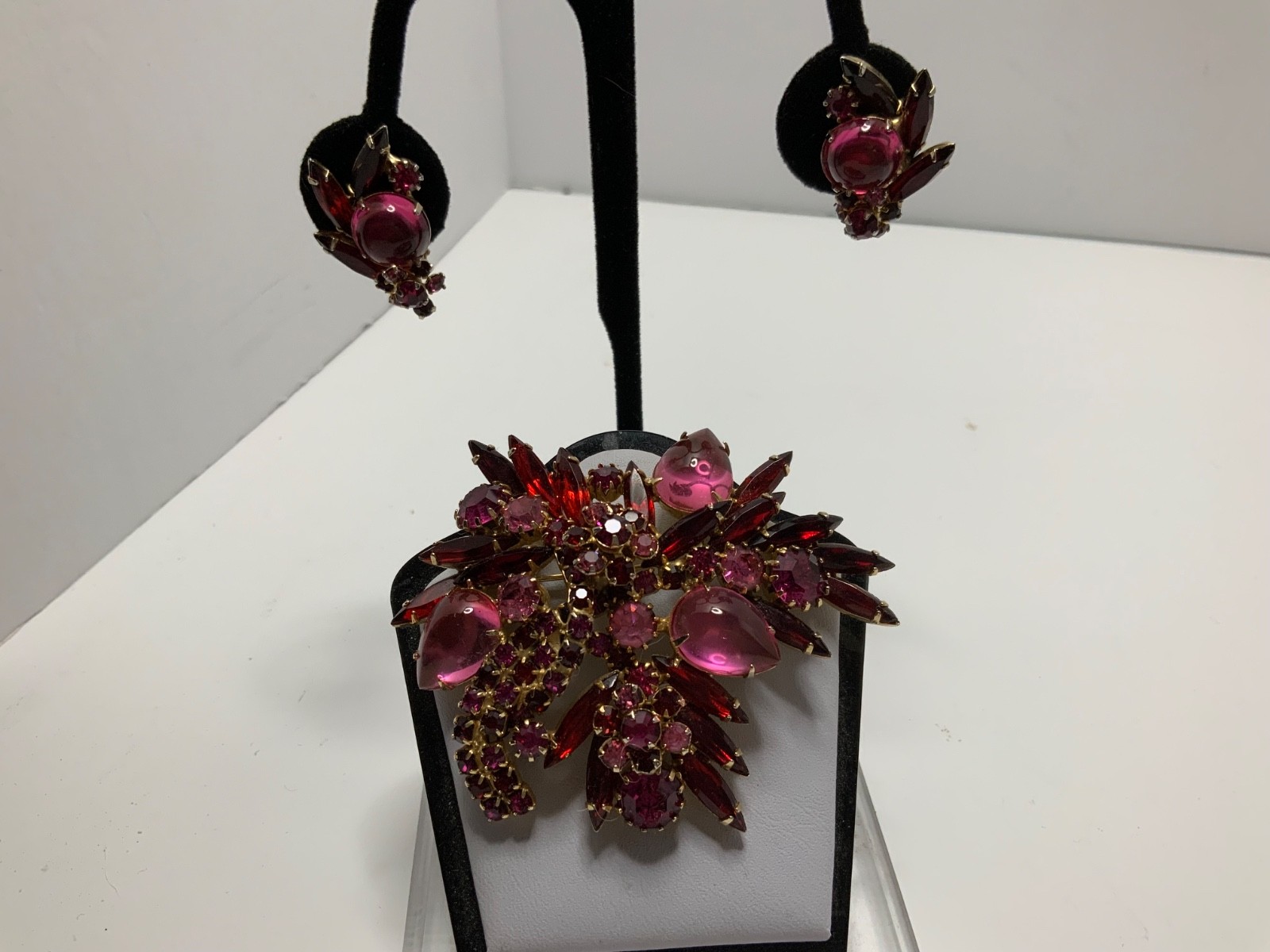 BEAUTIFUL VTG RED,PINK,FUCHSIA GLASS CABOCHON RHINESTONE BROOCH AND EARRINGS SET