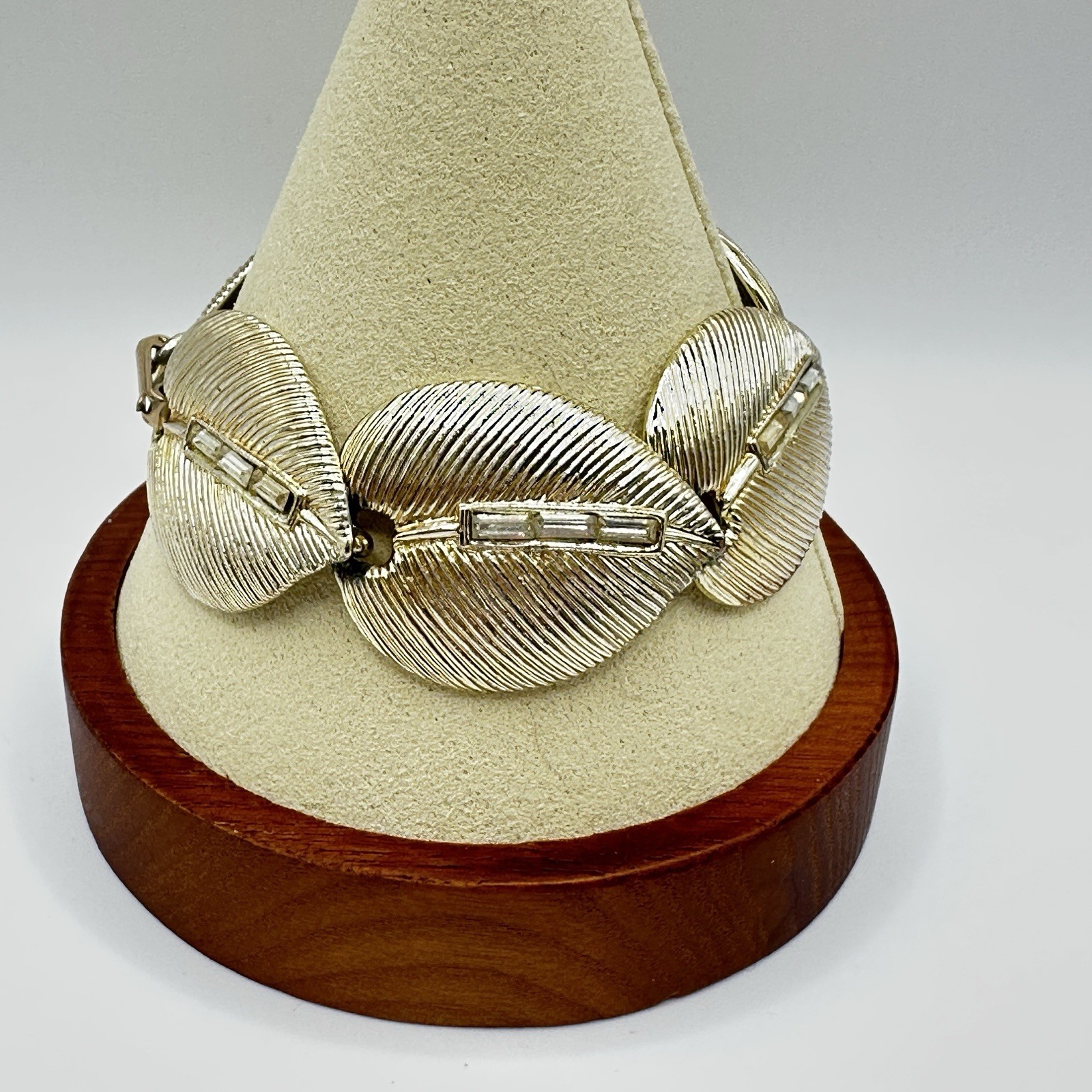 Vintage Gold Tone Leaf Link Bracelet Textured Leaves Fold Over Clasp Size 6.75