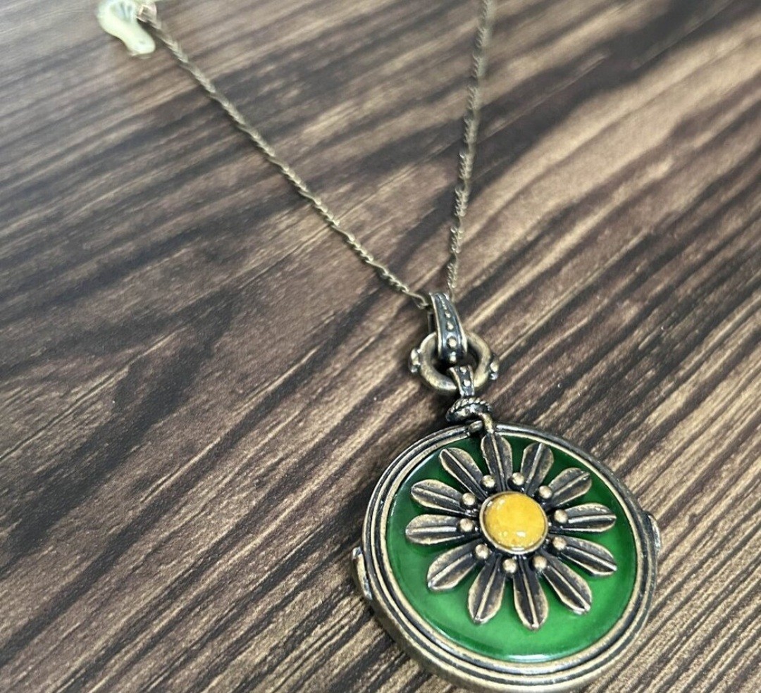 VINTAGE EMERALD AND GOLD FLOWER BIRD NECKLACE 22 INCHES STUNNING QUALITY JEWELRY