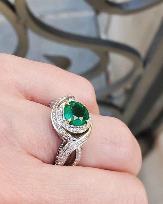 Gorgeous 1.85CT Vivid Green Round Cut Emerald With White CZ Fabulous Fine RingFN