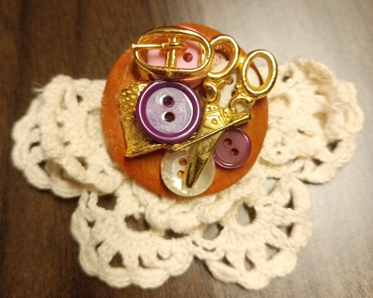Vintage Brooch Seamstress 1993 Tender Heart Treasures Free Shipping