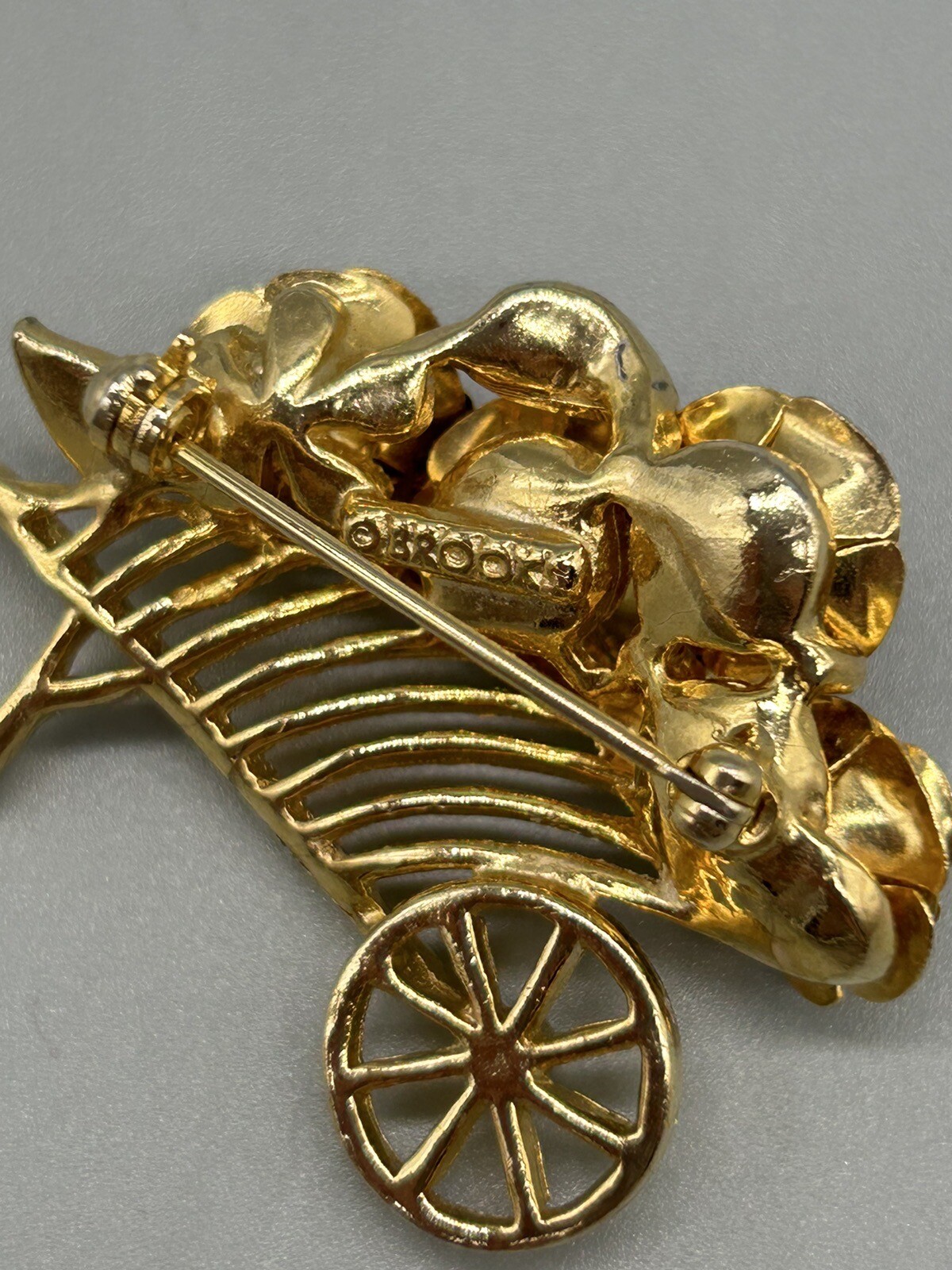 Brooks Textured Flowers Rose Bouquet Wheelbarrow Gold Tone Brooch Pin