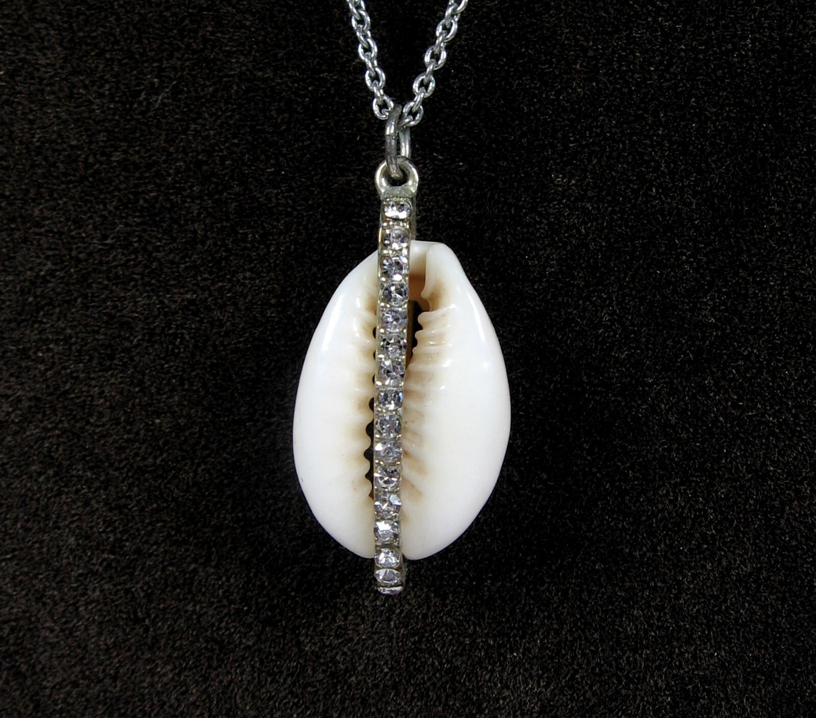 COWRIE SHELL Pendant RHINESTONES Vintage NECKLACE Silvertone 20″ LOFT OUTLET