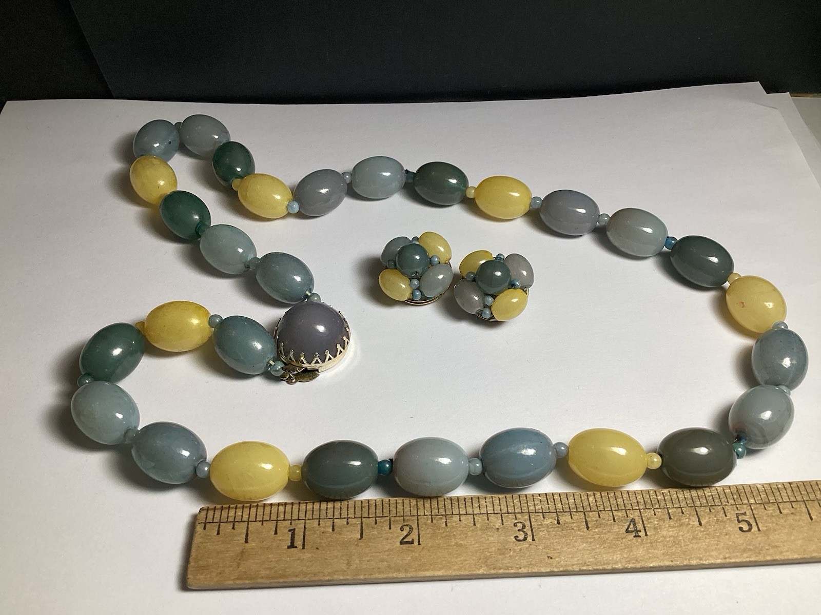 AWESOME VINTAGE 25” NECKLACE & CLIP-ON EARRINGS SET GRAY BLUE & YELLOW TONES