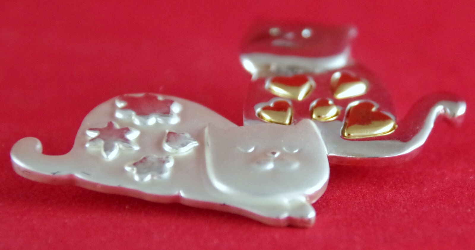 2″ NOS VTG c1980’s DANECRAFT CAT DUO w/ HEARTS & FLOWERS SILVER GOLD BROOCH PIN