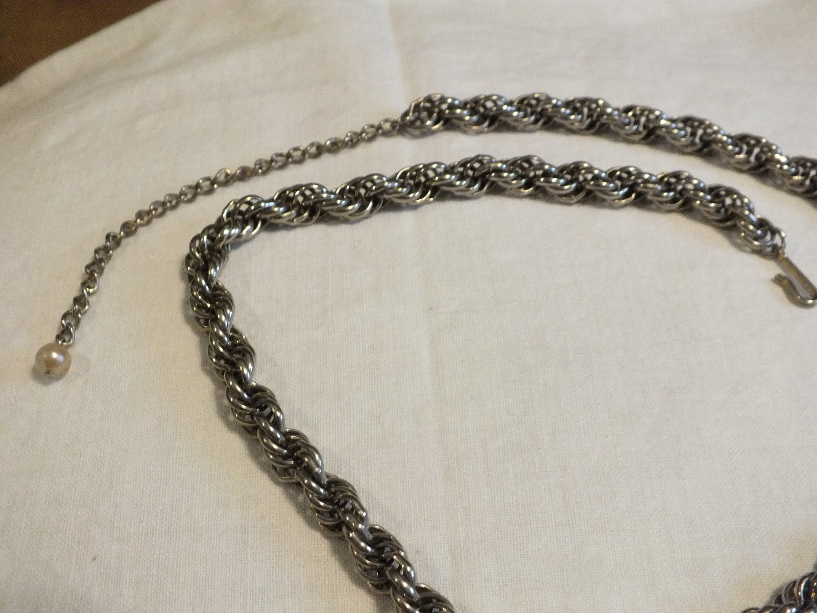 Beautiful Necklace Choker Silver Tone Off White Beads 20-23 + 3 inch Pendant