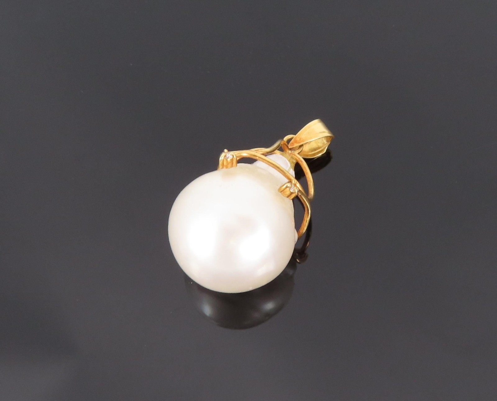 Vintage 14.3mm Tear Drop Pearl 0.02ct Diamond 18K Gold Handmade Pendant 5.3g