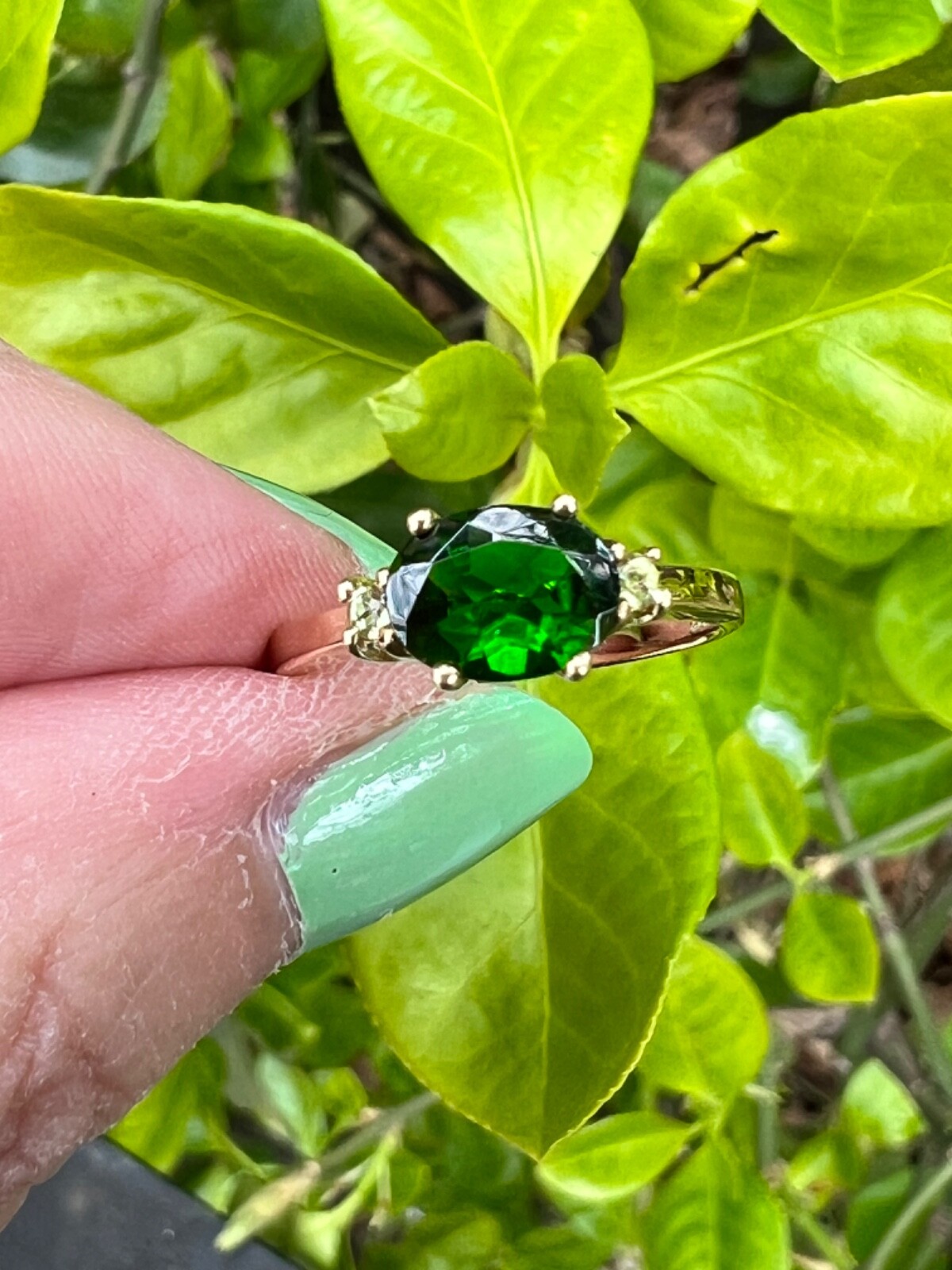 VINTAGE 14K GOLD OVAL EAST WEST SET DESIGN DIOPSIDE VIVID GREEN TOURMALINE RING