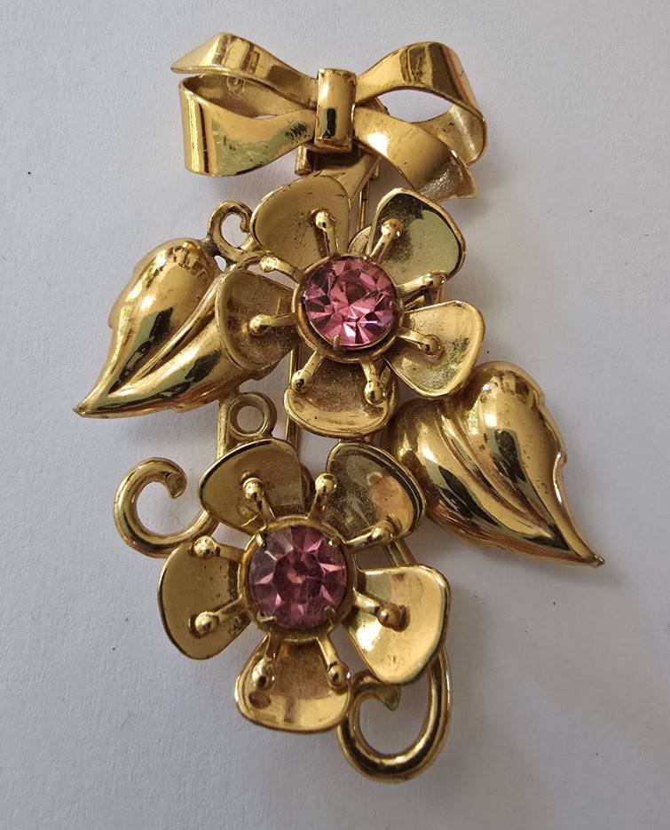 Vintage 2-1/2 inch Stamped BRASS FLOWER FUR / DRESS Clip Pink Rhinestones
