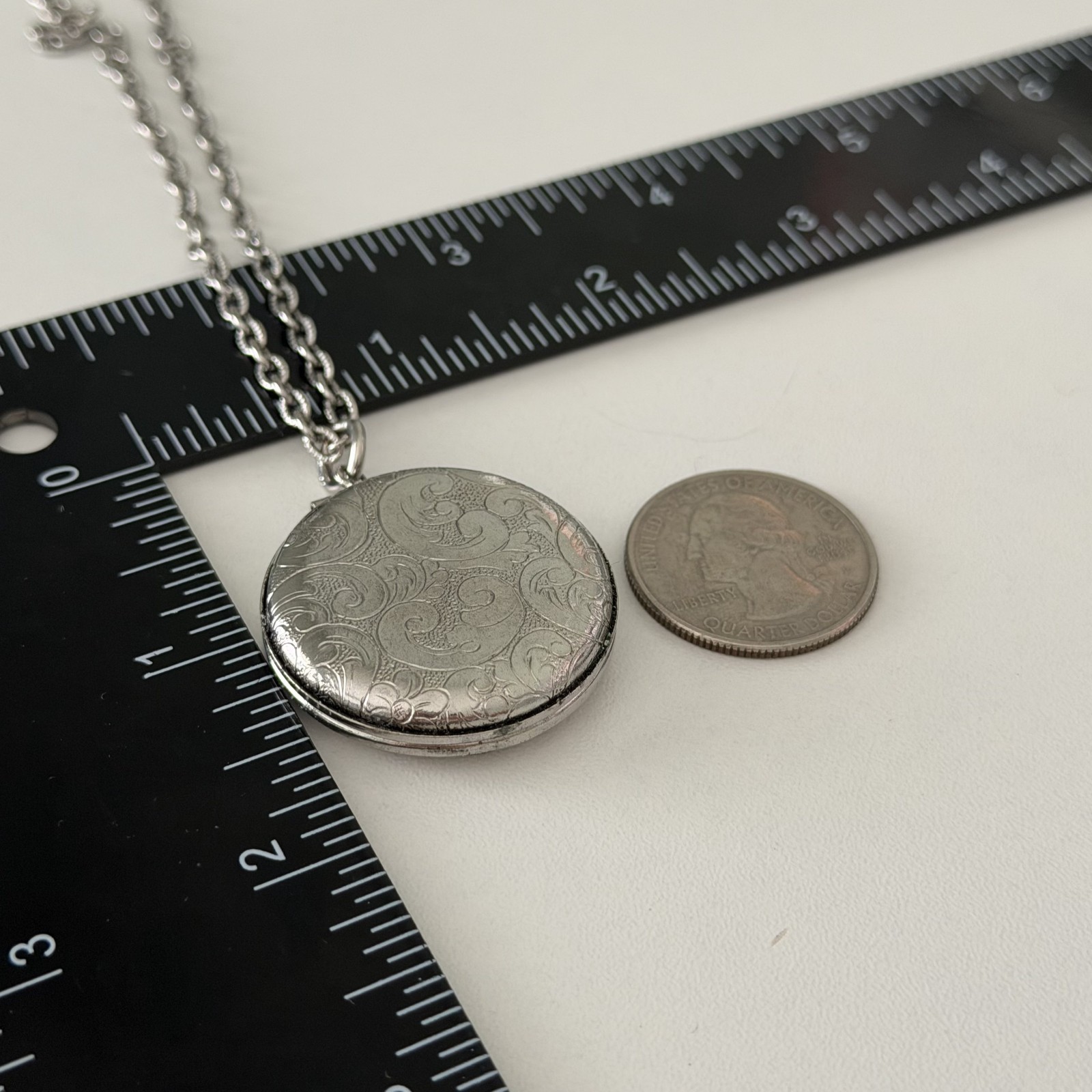 Vintage Round Silver Tone Puffy Locket Etched Scroll Pendant Chain Necklace 25″