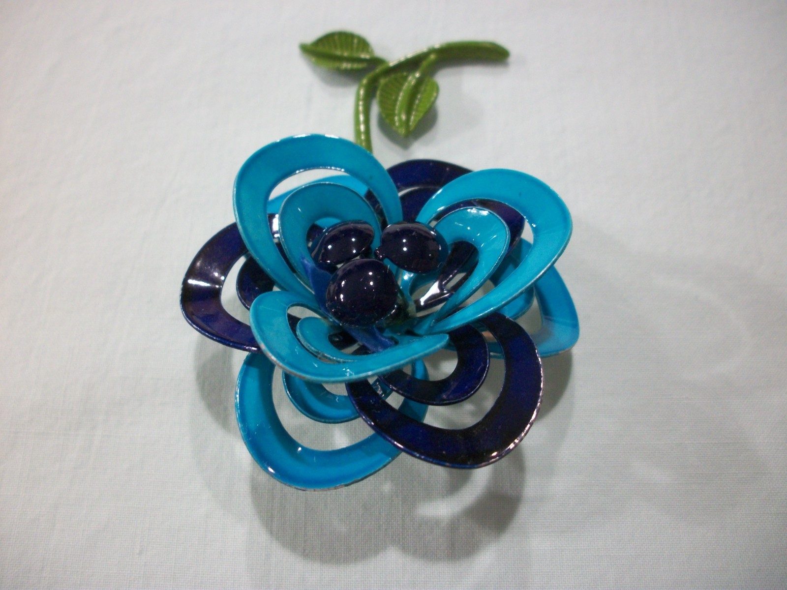 ViNTaGE MeTaL ENaMeL **TWO-TONE BLUE**LaYeReD/CuRLy OPeN FRaME FLoWeR PiN (READ)