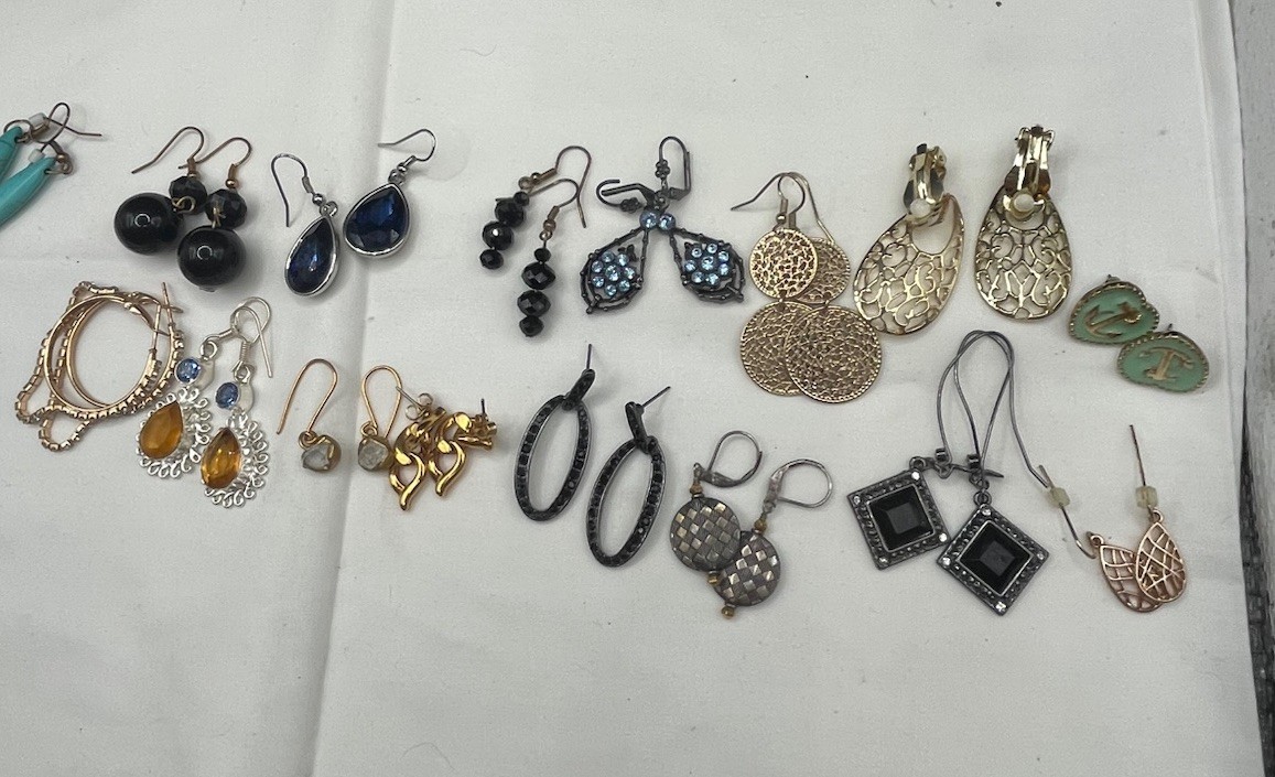 VTG-modern Fashion Drop Earrings Multi Designs Materials Wear Resell 46pr. Lot