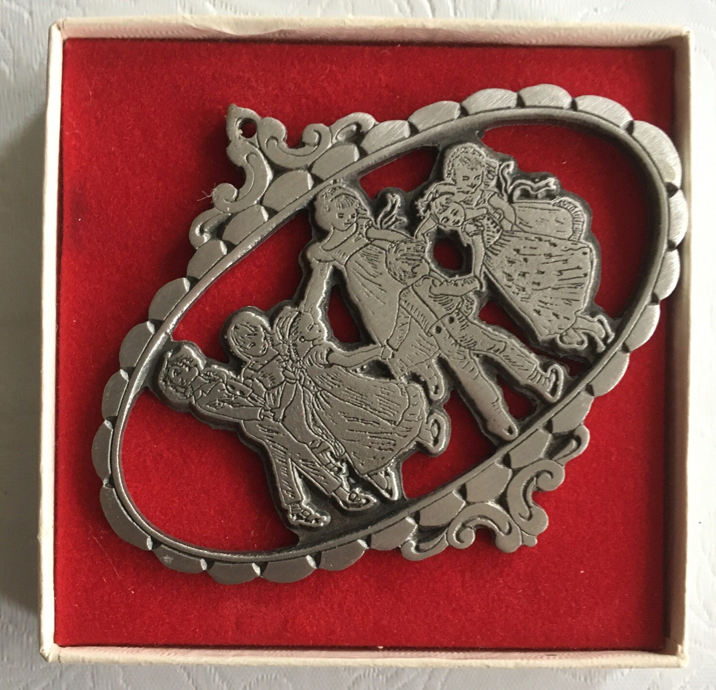 Old Forge Metals Vintage “Ring Around the Rosey” Pewter Pendant #OR108 in Box