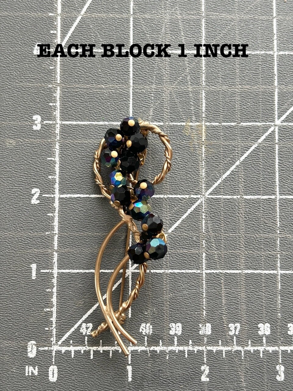 ELEGANT 1950s VINTAGE BLACK FACETED BEAD CLUSTER FASHION BROOCH, 3″ FLOWER PIN