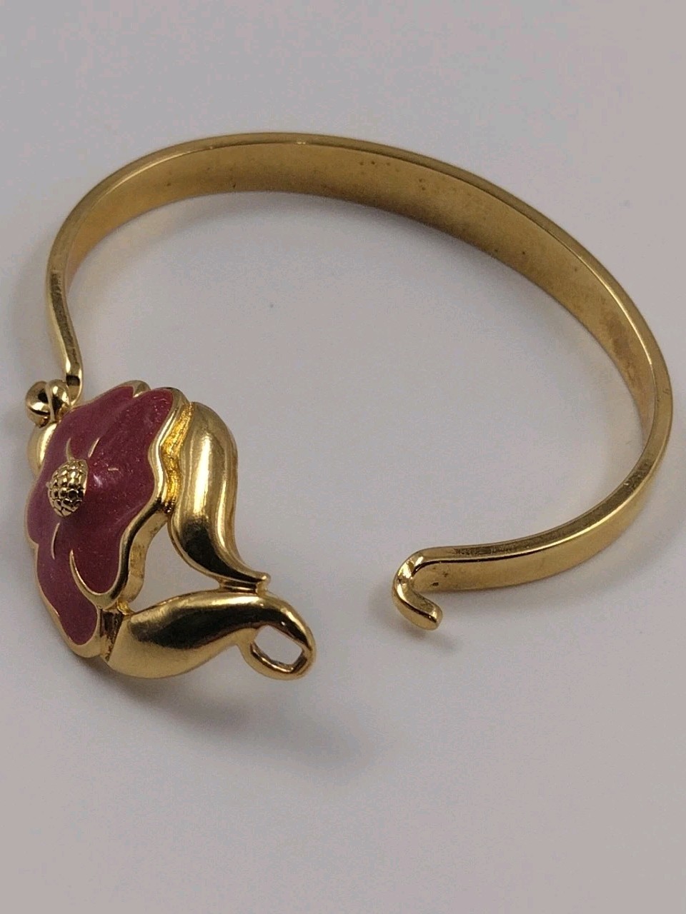 Unbranded Gold Tone Bracelet With Pink Enamel Flower Hook Closure About 8 1/2 In