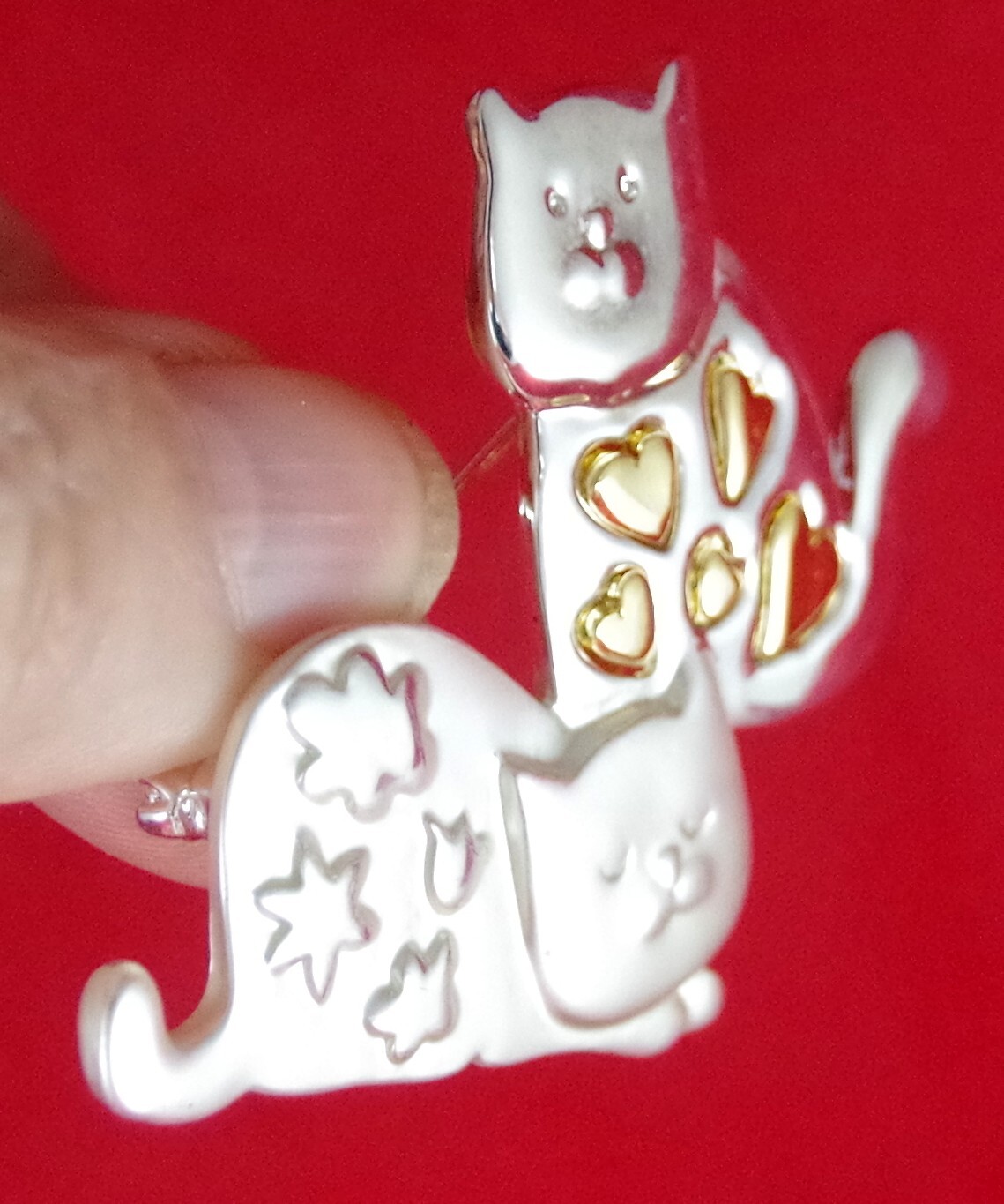 2″ NOS VTG c1980’s DANECRAFT CAT DUO w/ HEARTS & FLOWERS SILVER GOLD BROOCH PIN