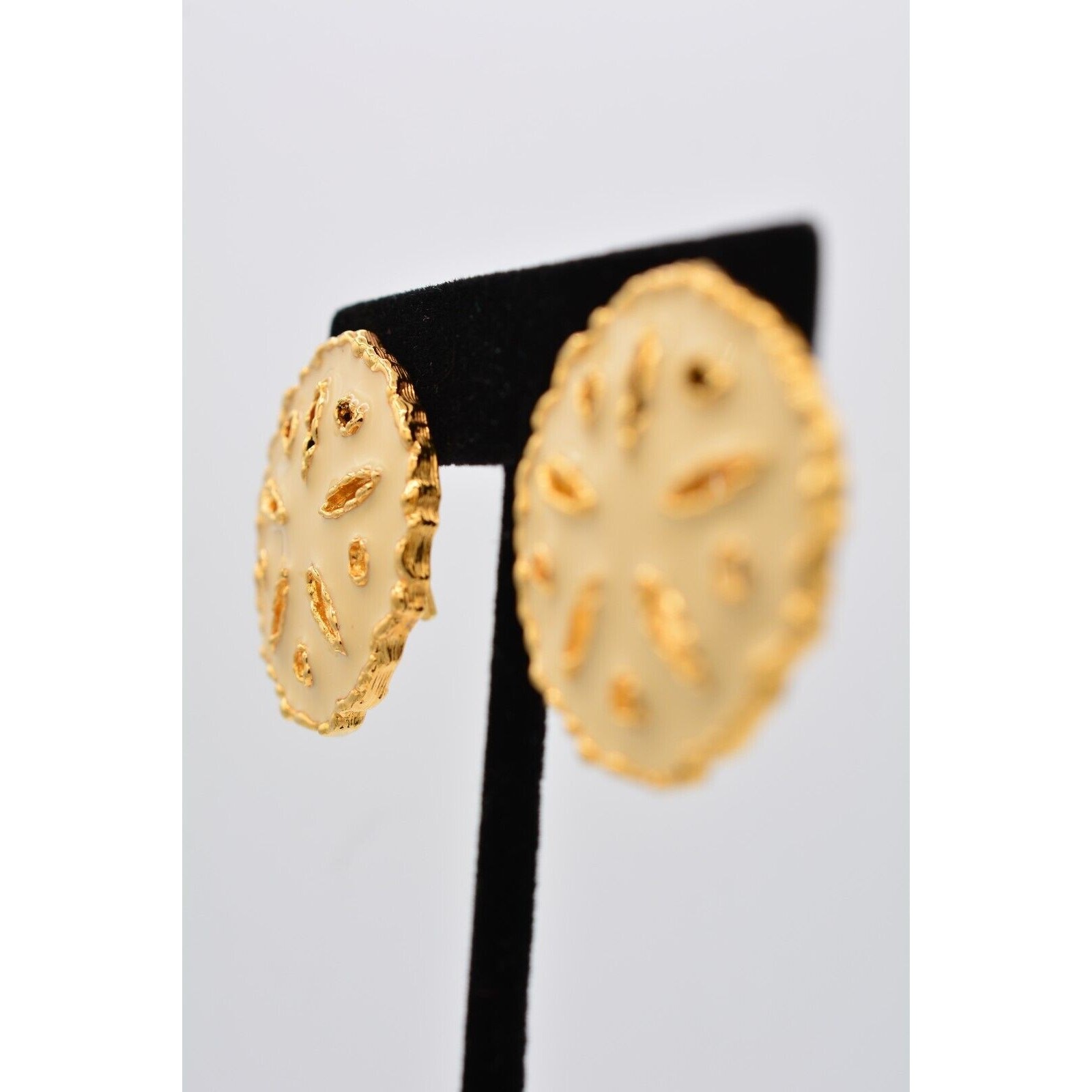 Gay Boyer Vintage Clip On Earrings Sand Dollar Enamel Gold Chunky Signed BinAF