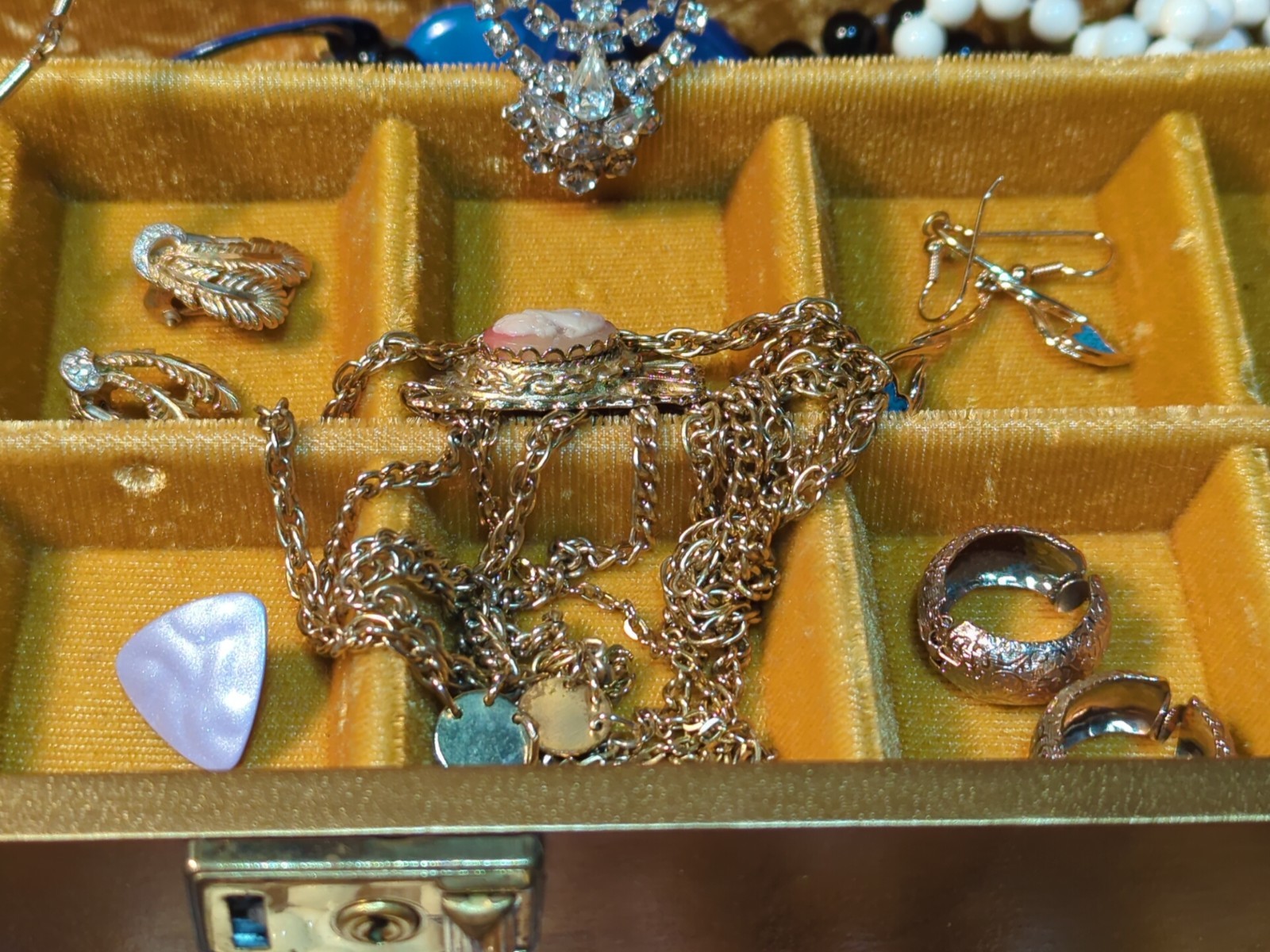 Vintage Mele Retro Gold Case Full Costume Jewelry