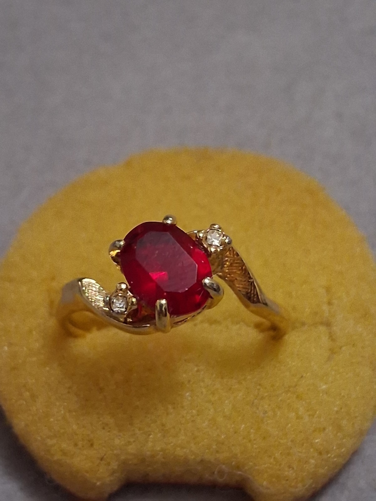 Red glass oval cut & crystal accent ring, gold tone SZ 6.75