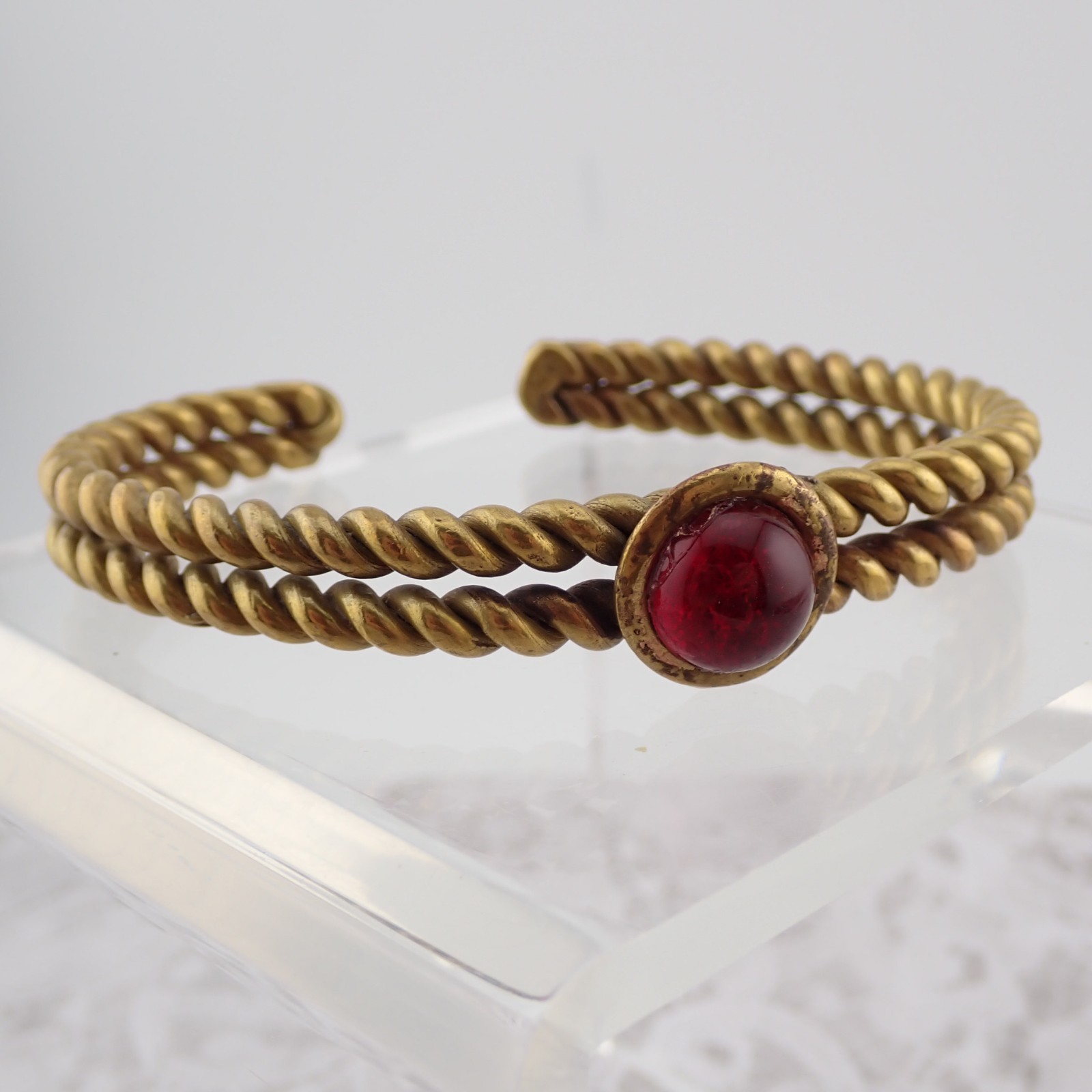 VTG Brutalist Brass Twist Rope Red Glass Distress Cabochon 6 3/4″ Cuff Bracelet