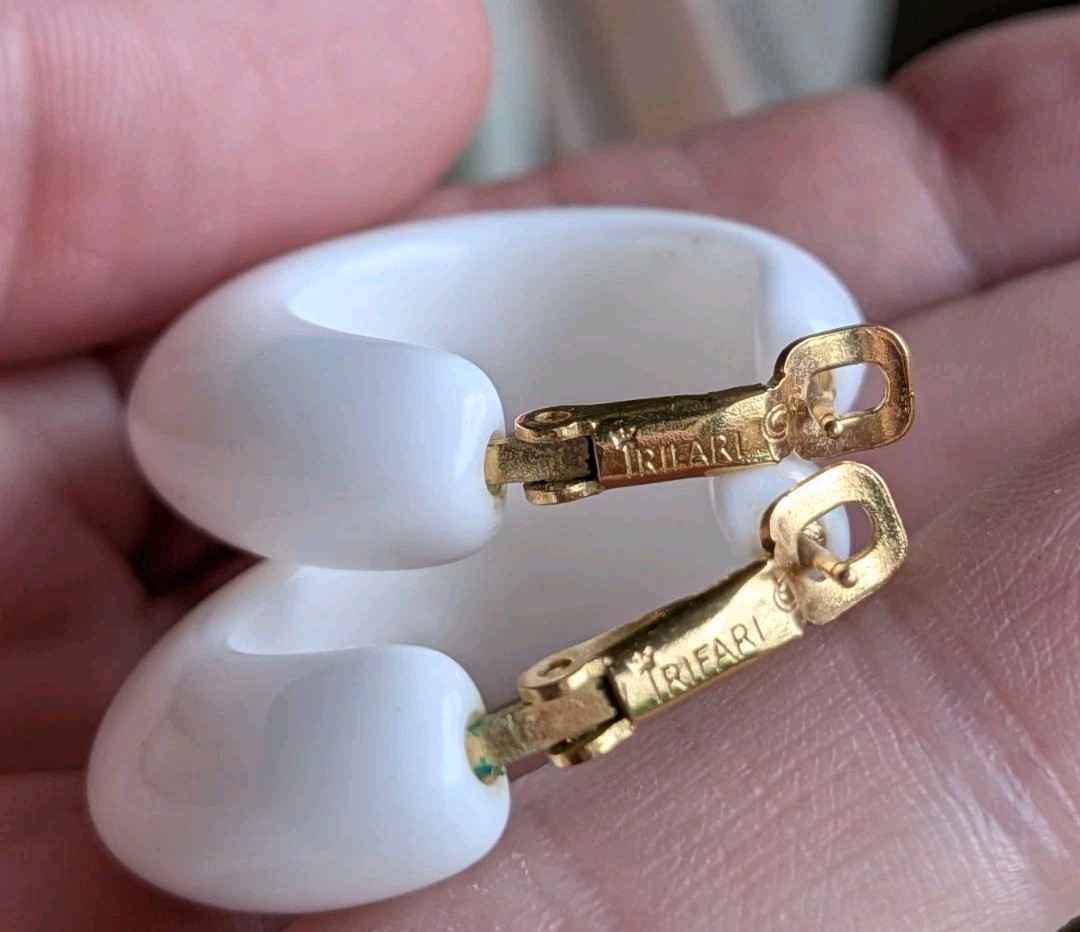 Vintage Classic TRIFARI Acrylic WHITE Hoop Gold Tone 1 ¼” Pierced Post Earrings