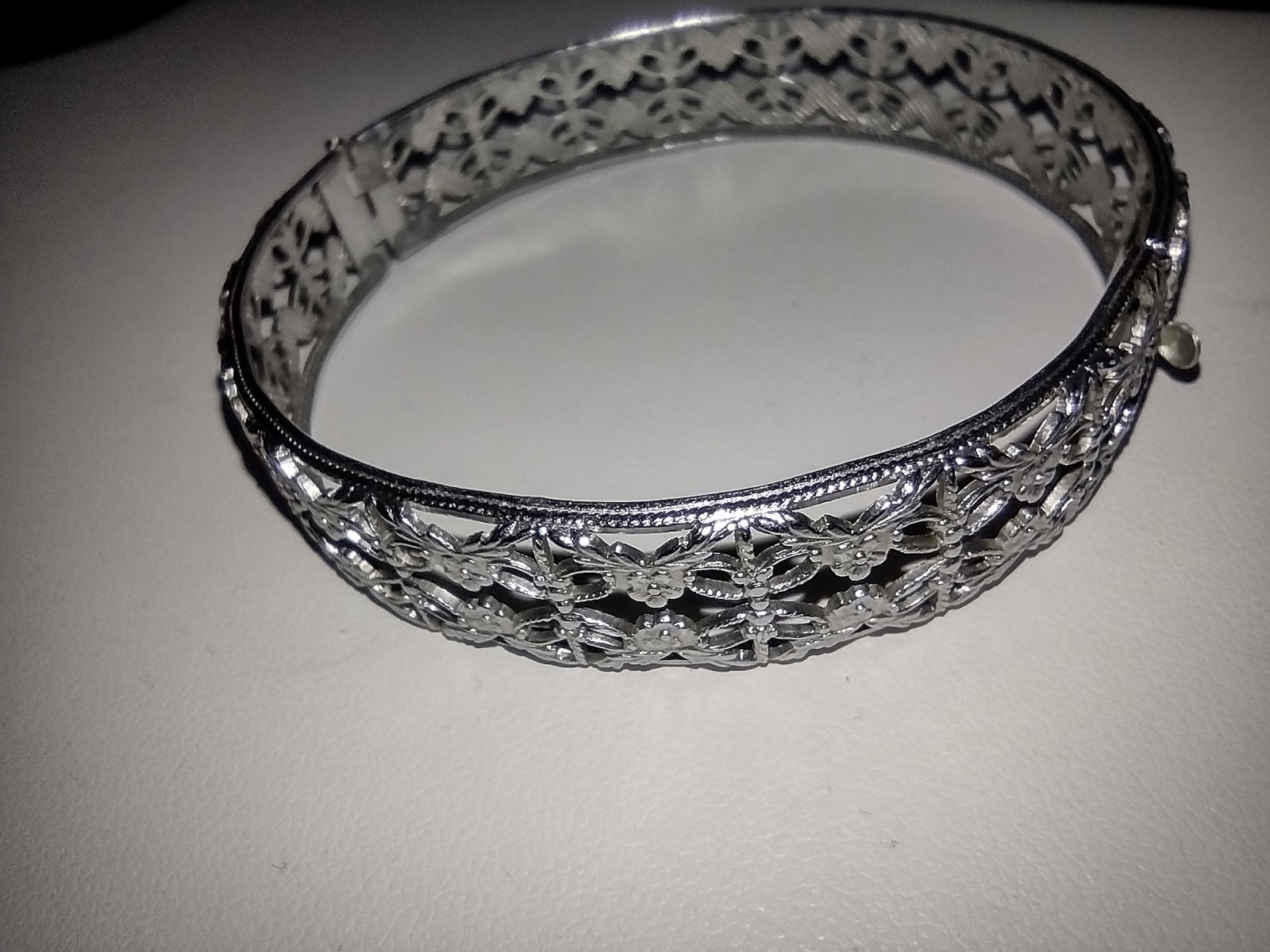 Vintage Silver Tone Hinged Open Work Light Weight Bangle Bracelet 7.25″