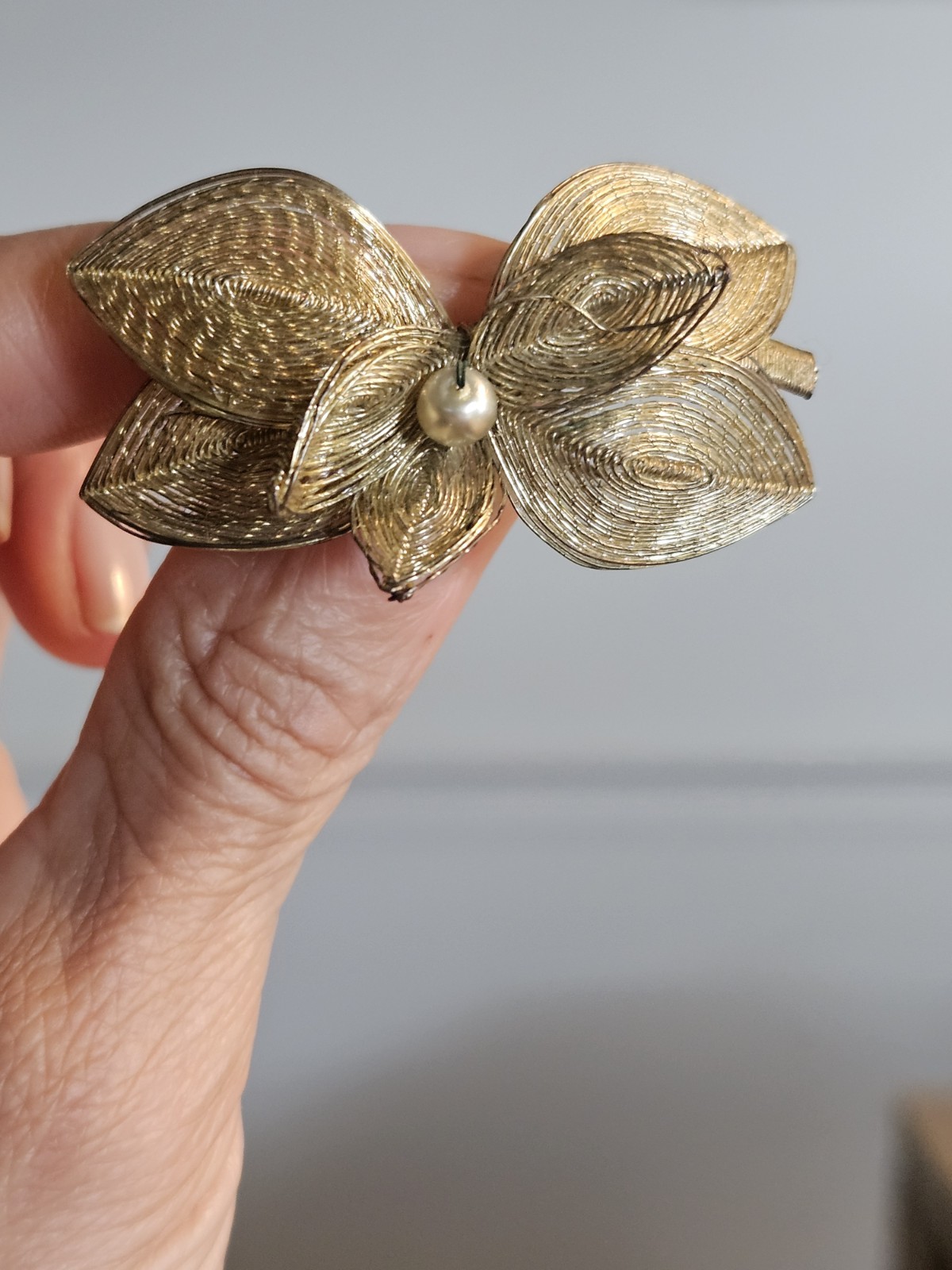 S/2 Vintage Gold And Silver Spun Wire Flower And Leaves Pin Brooch With Pearl