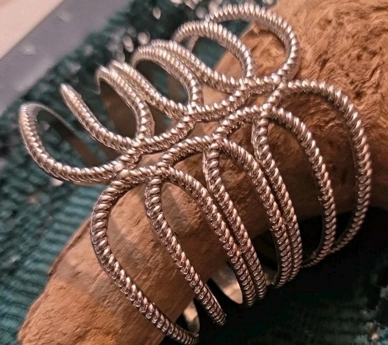 Vtg Silvertone Scalloped Front Opening Hinged Cuff Bracelet 16.51CM 6.5″ V12