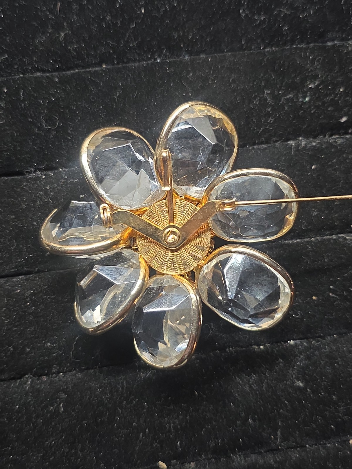 VINTAGE SWAROVSKI FLOWER DAISY GOLD PLATED BROOCH W/ CLEAR RHINESTONE SETTINGS
