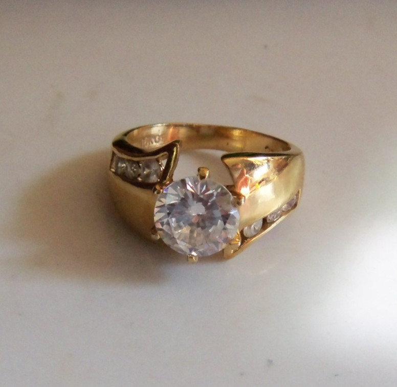 18k GE Ring w/Large CZ Stone & Side Channel Set Stones Size 7 RSC VERY NICE