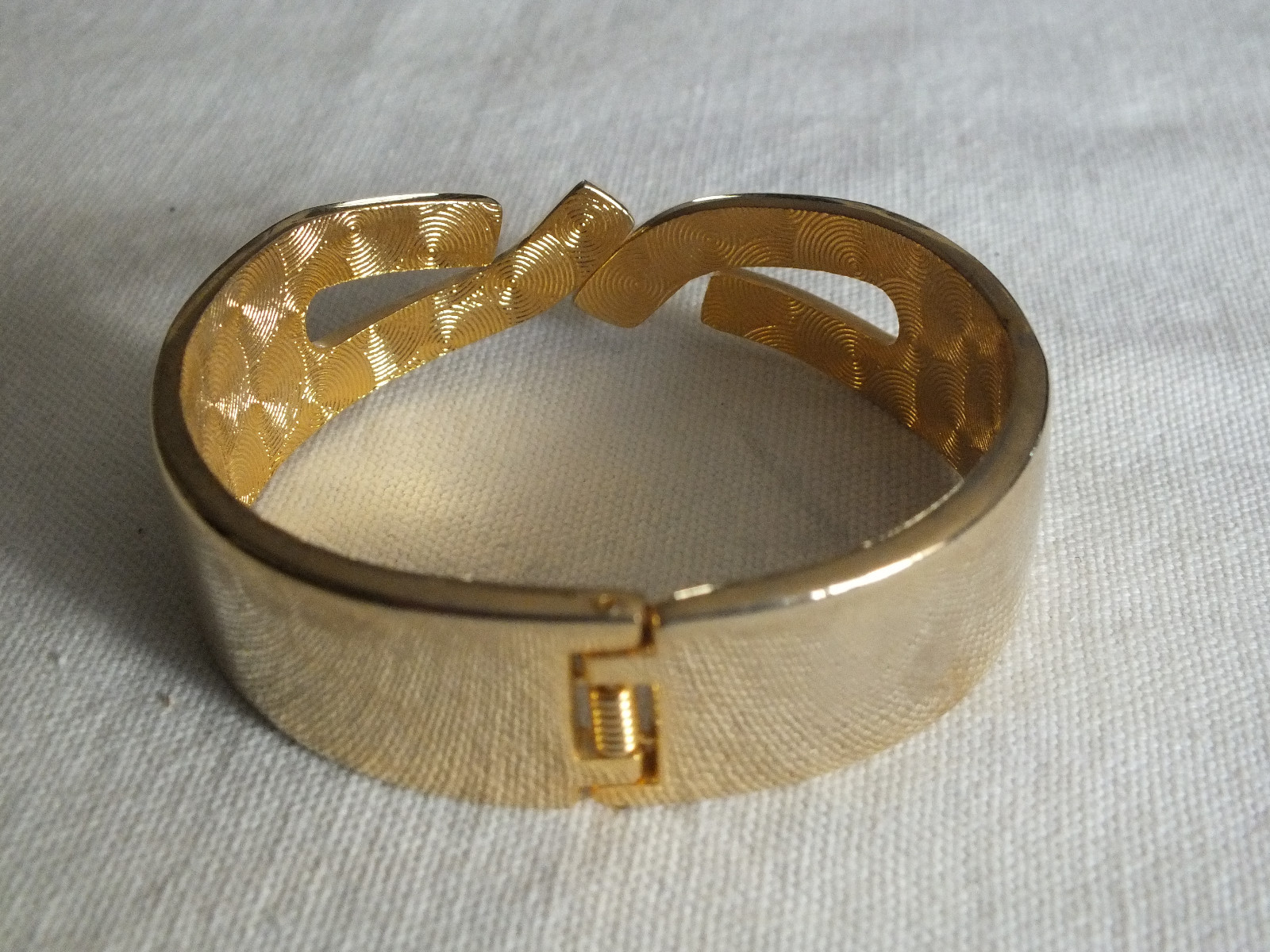 Beautiful Clamp Bracelet Gold Tone Shiny 3/4″ Wide x 2 3/8″ Across NICE