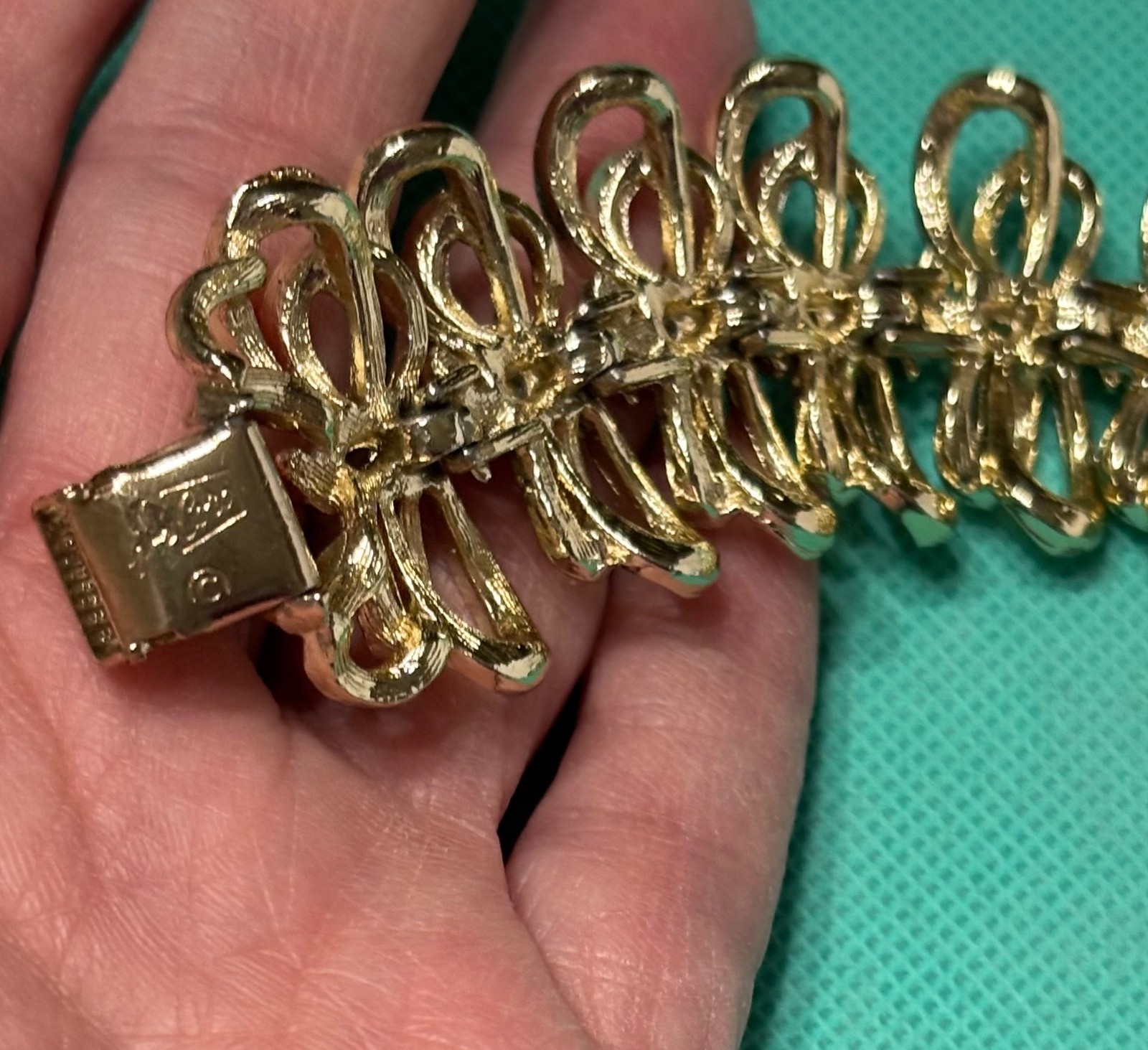 Coro Pegasus Bracelet Vtg Gold Tone Textured Bows Ribbons Design Approx 7 Inches