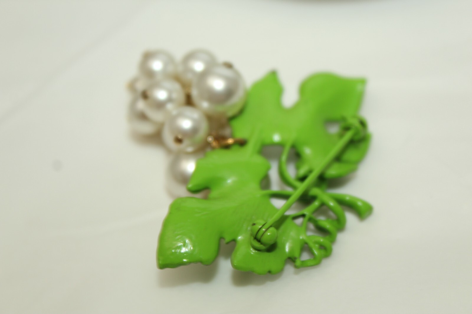 Beautiful Vintage Green Enamel & White Faux Pearl Grapes Vine Brooch Pin