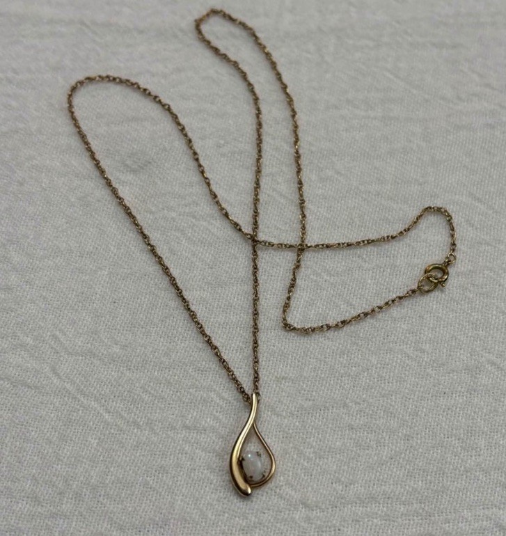 Vintage Opal necklace gold tone.