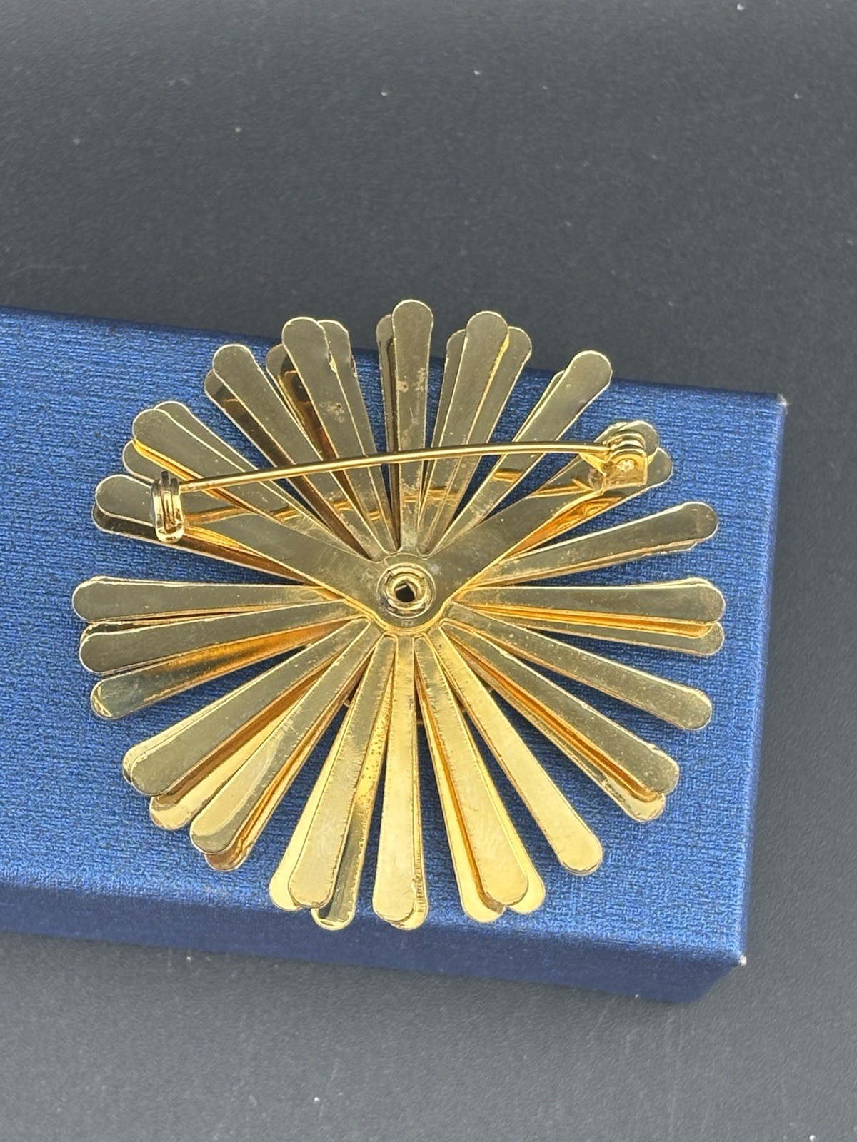 Daisy Flower 1960’s Mod Retro Pop VTG Gold Tone 3D Brooch Pin