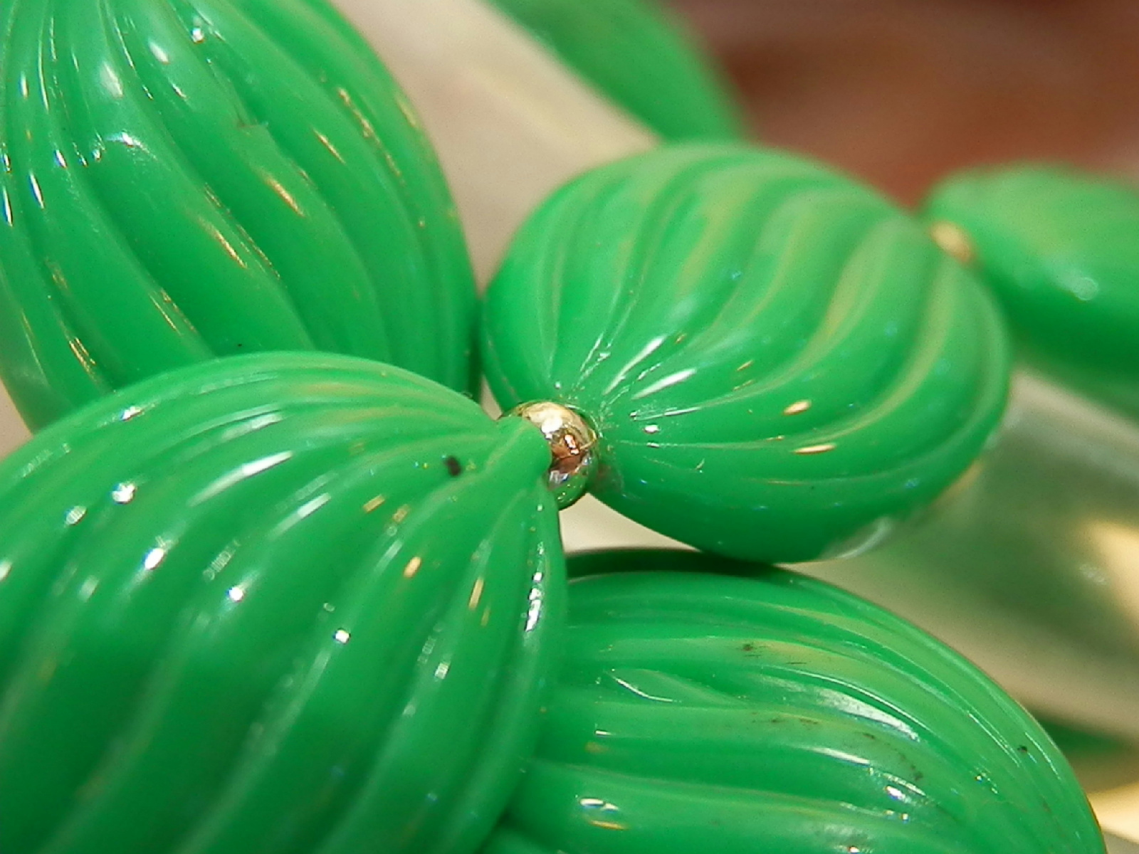 PRETTY 70s Textured Vivid Green Lucite Necklace 582J5