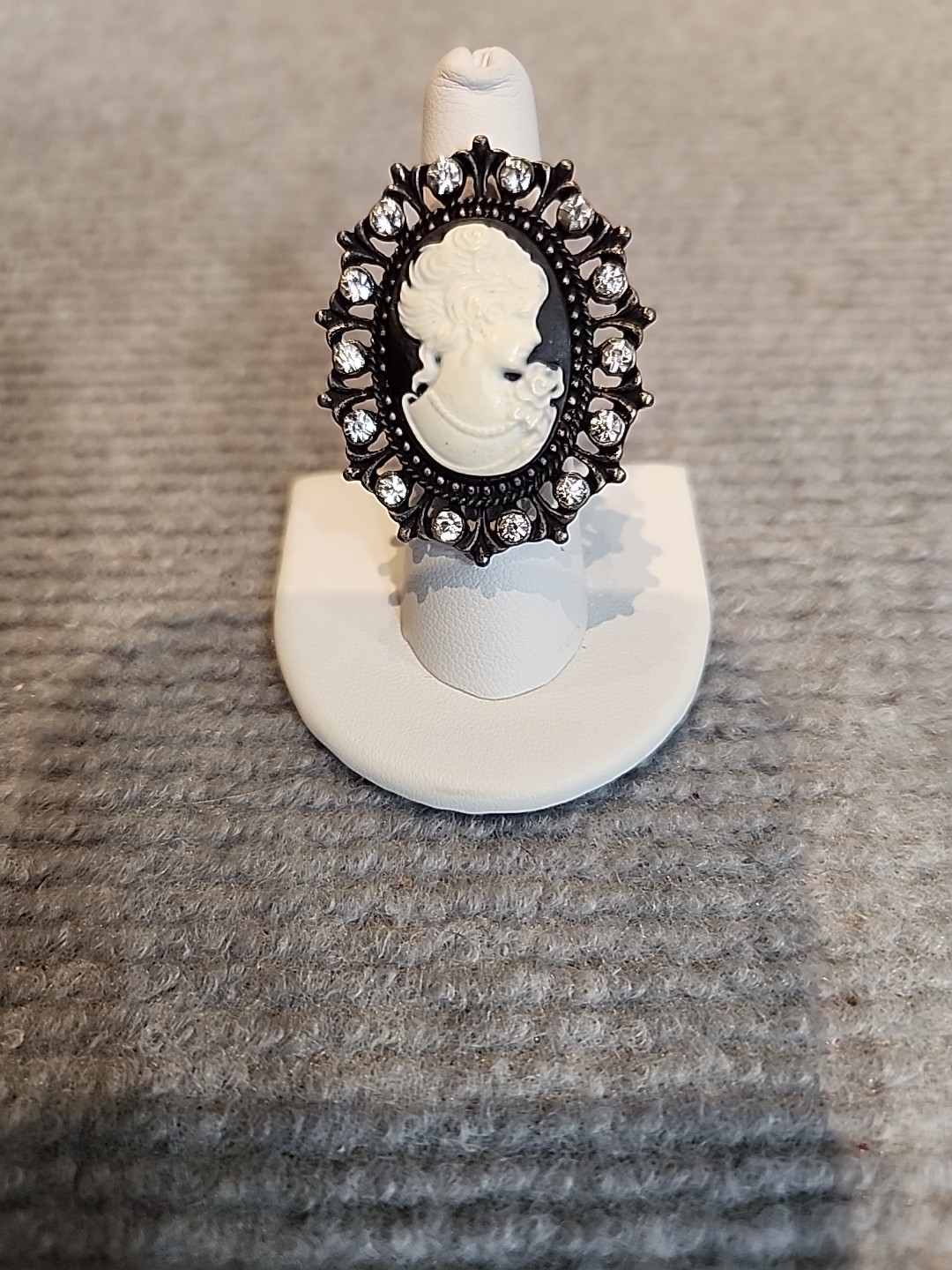 Victorian Cameo Ring Oval Stretch Band Black White Rhinestones Elegant