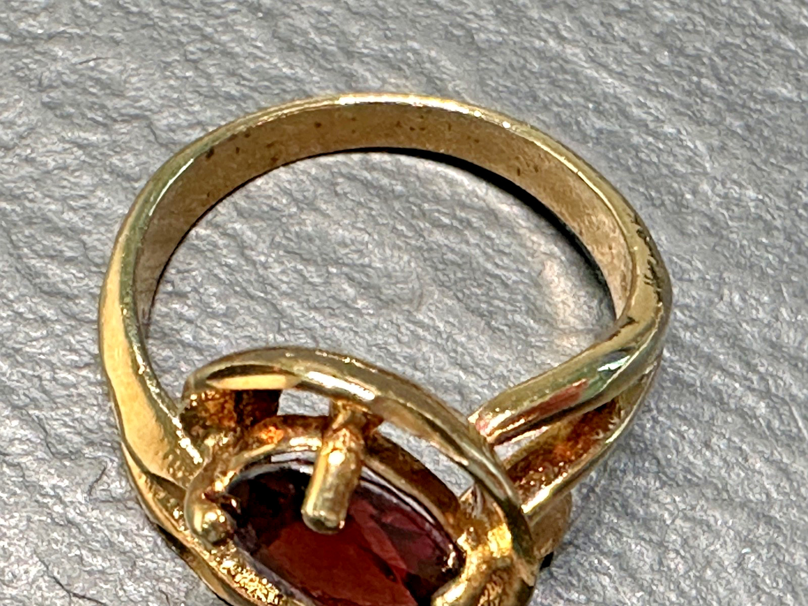 GOLD TONE & OVAL RED ACCENT SCROLL RING SIZE 7.5 H613