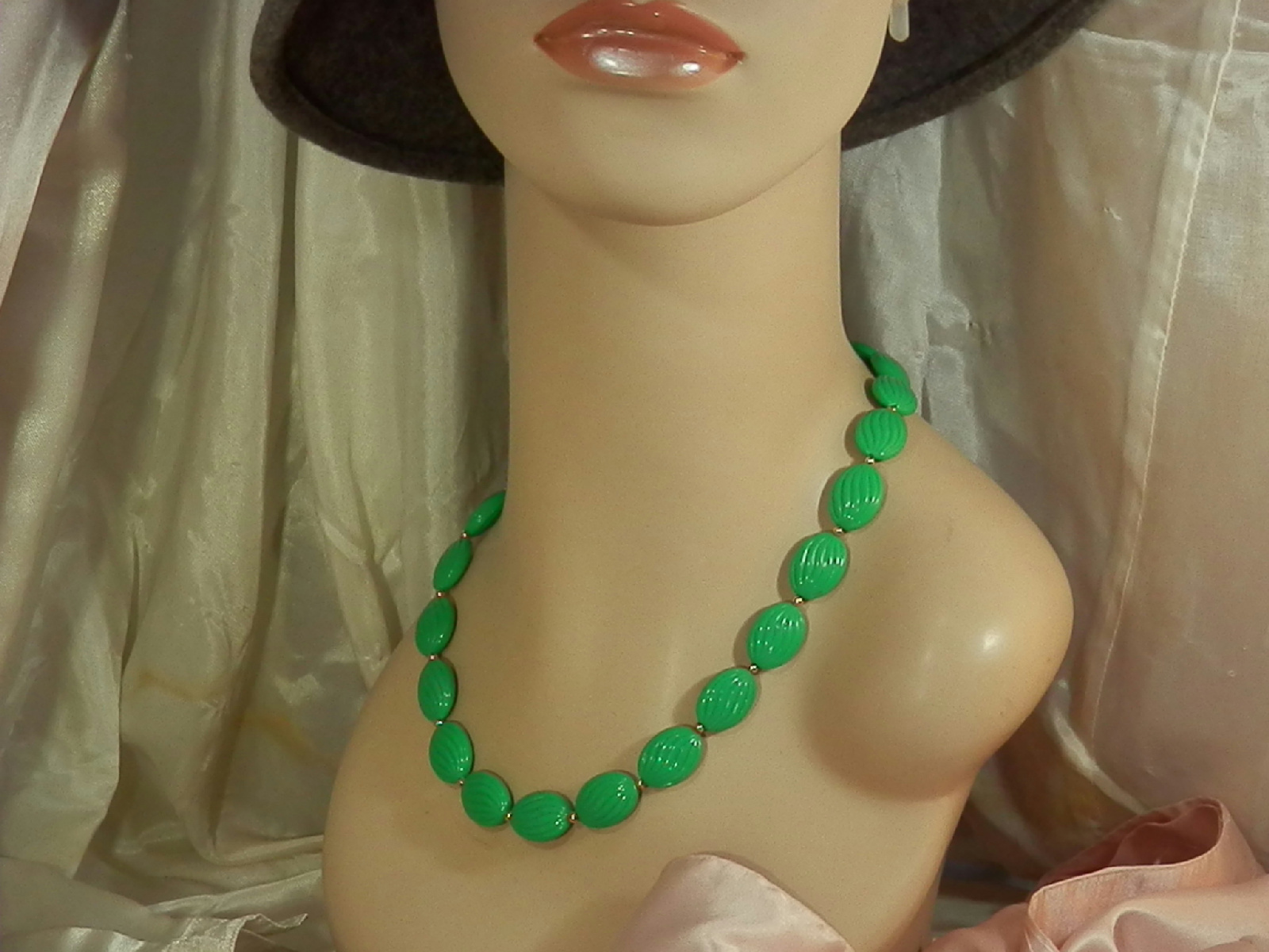 PRETTY 70s Textured Vivid Green Lucite Necklace 582J5