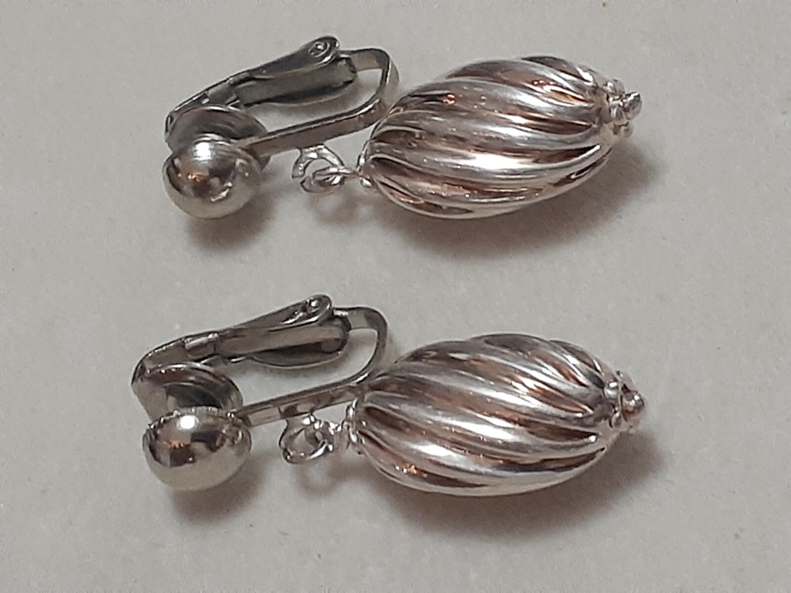 Vintage ribbed oval Silvertone lightweight clip on earrings