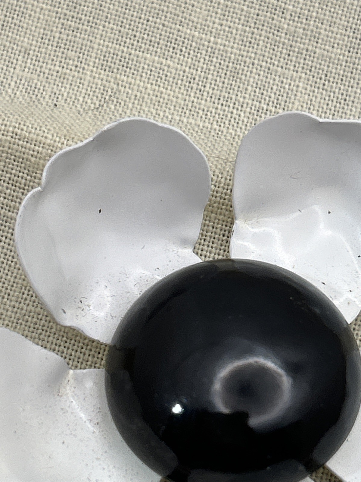 Vintage Retro Hippy Mod 60’s White Daisy Black Enamel Metal Flower Brooch 3.5