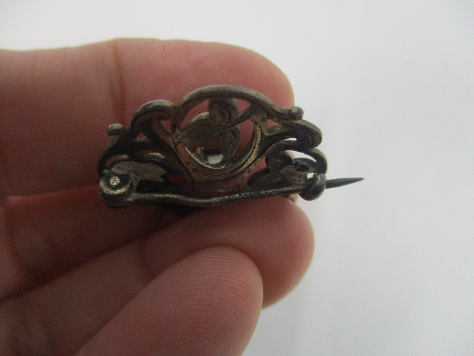 ANTIQUE STERLING SILVER GOLD WASH LEAF SWIRL BROOCH PIN w RUBY CRYSTAL