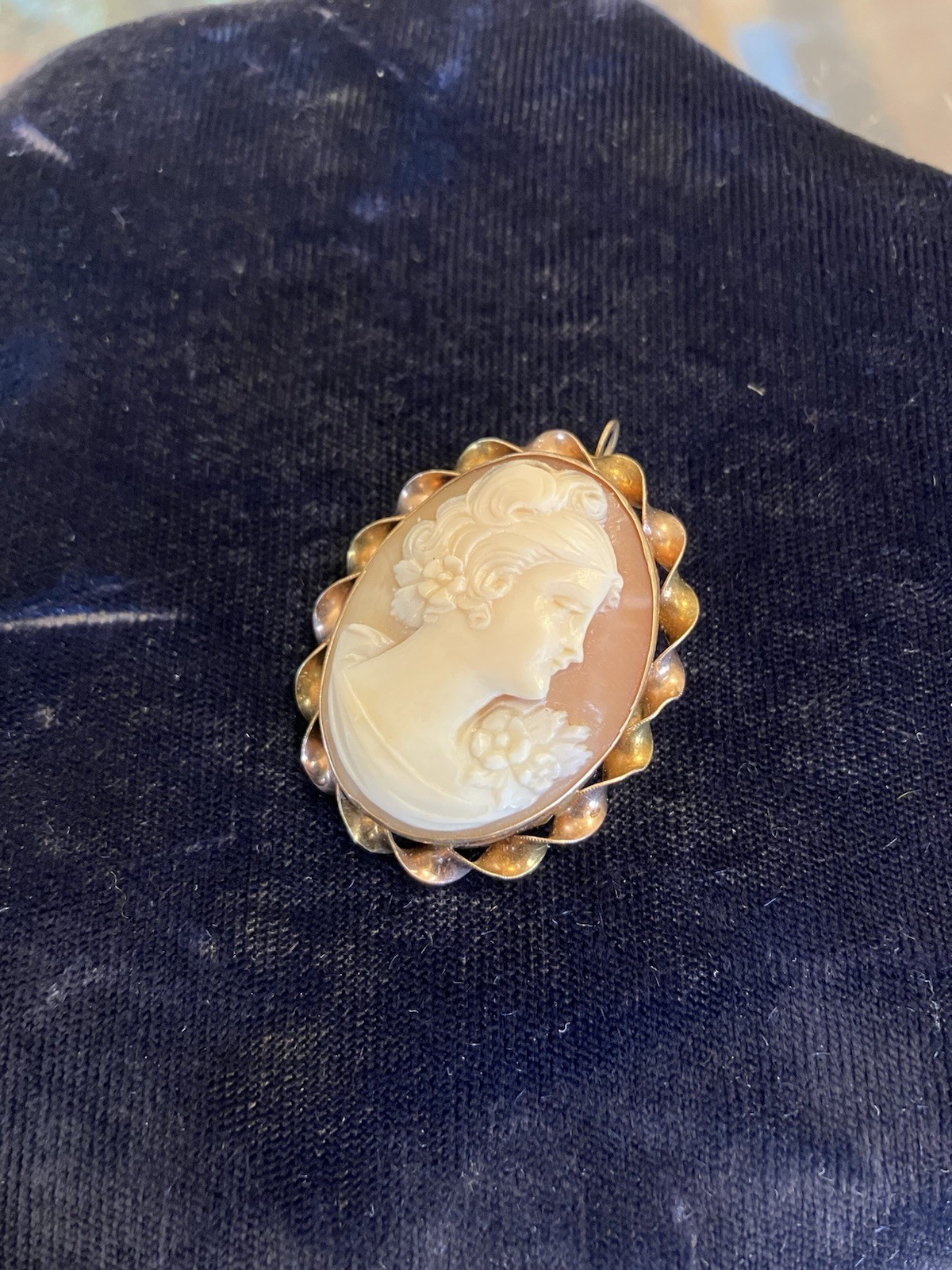 10k Yellow Gold Hand Carved Conch Shell Cameo Woman Facing Right Brooch Pendant