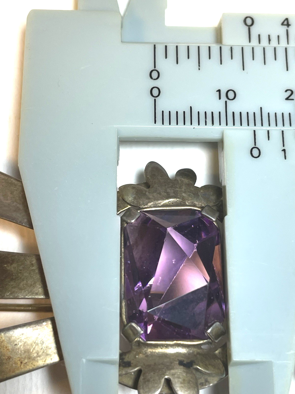 LARGE VINTAGE STERLING SILVER RIBBON BROOCH PURPLE PASTE STONE CIRCA 1940s-50s
