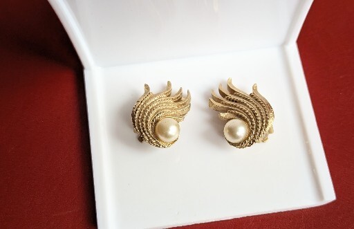 Vintage Classic KRAMER Faux Pearl Gold Tone Swirl Spray 1″ Clip Earrings